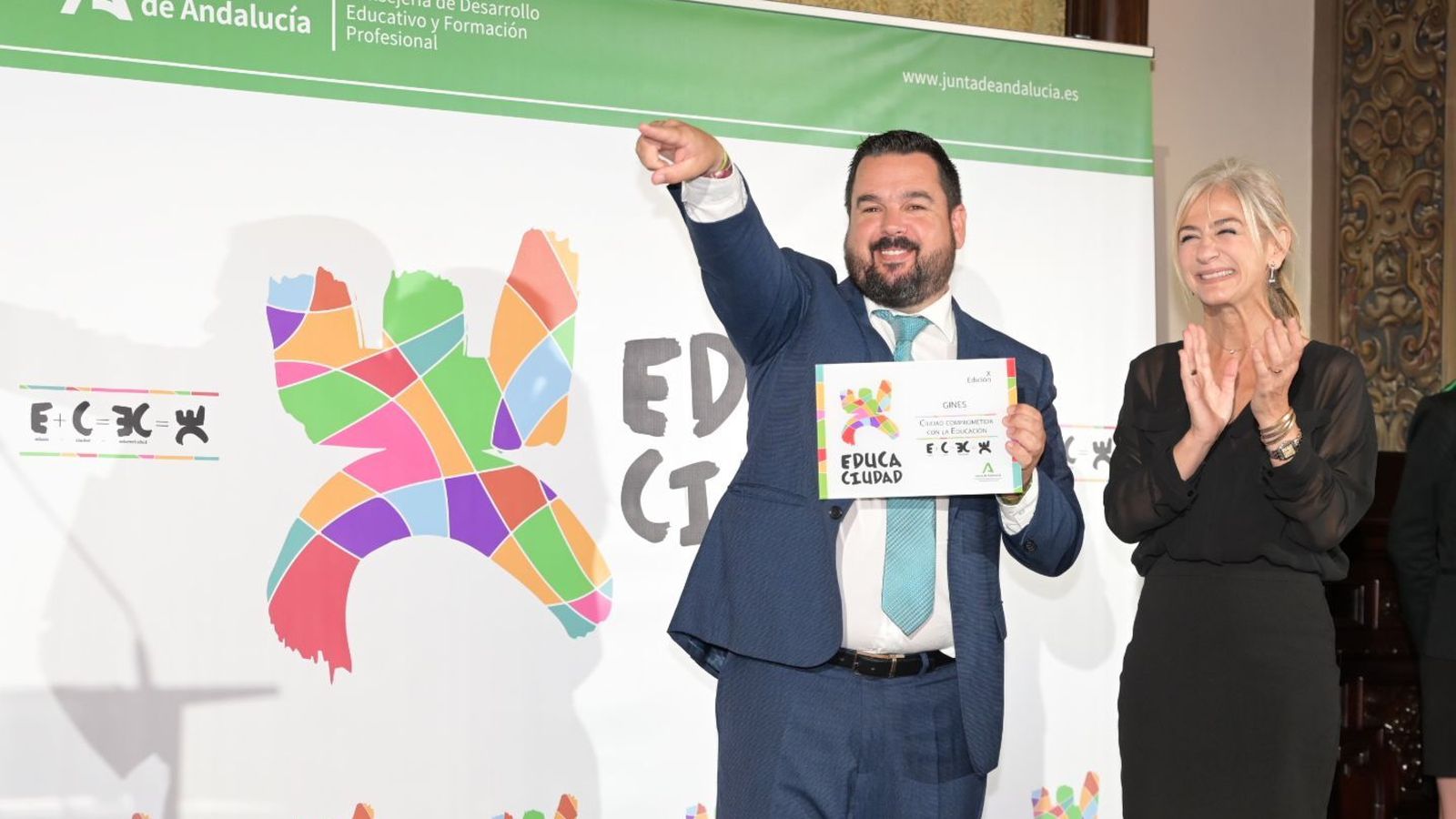 Romualdo Garrido, alcalde de Gines, recibe el premio Educaciudad.