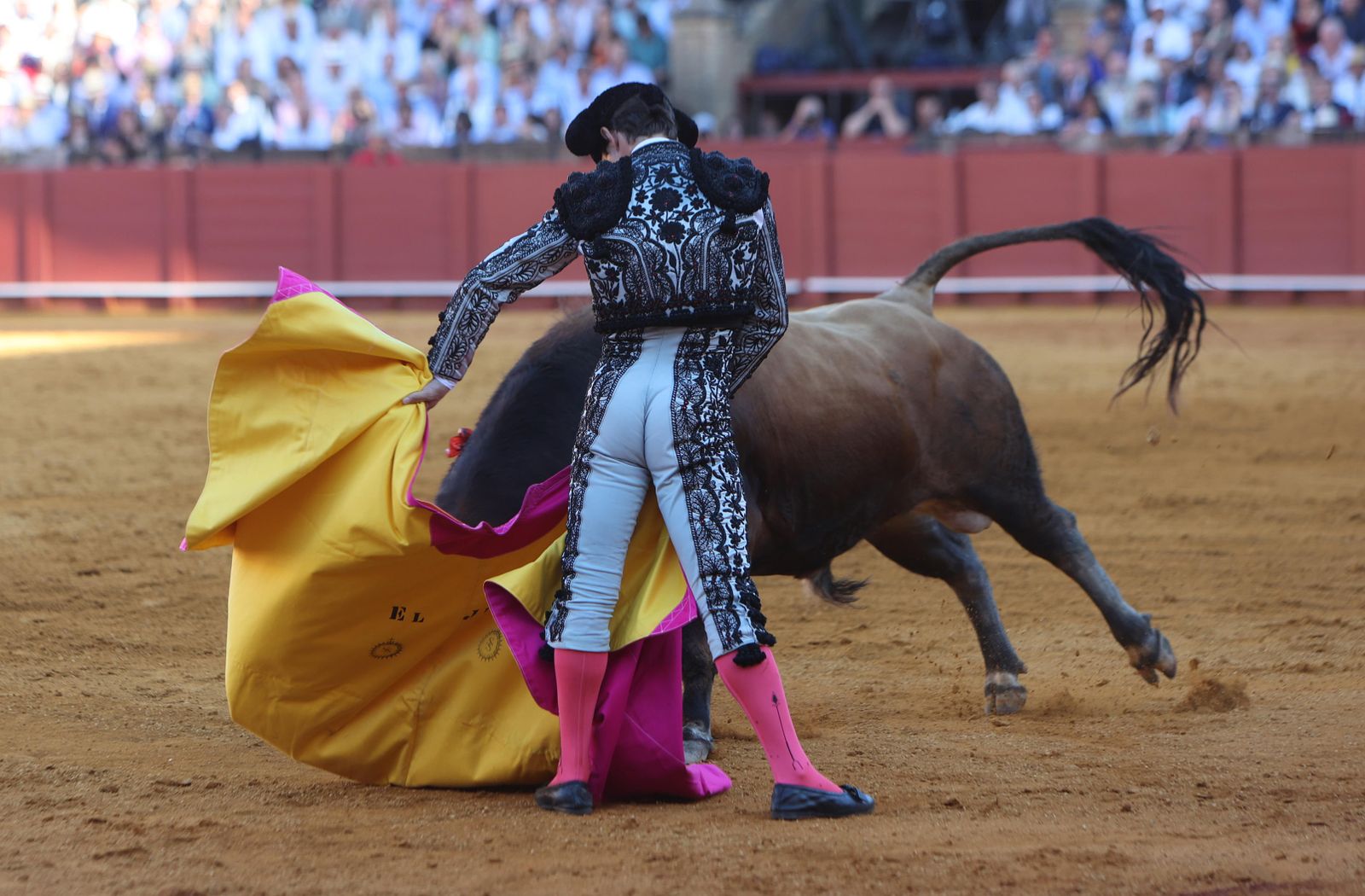 Imágenes de la corrida de toros en la Feria de Sevilla 2023 con El Juli, Alejandro Talavante y Tomás Rufo
