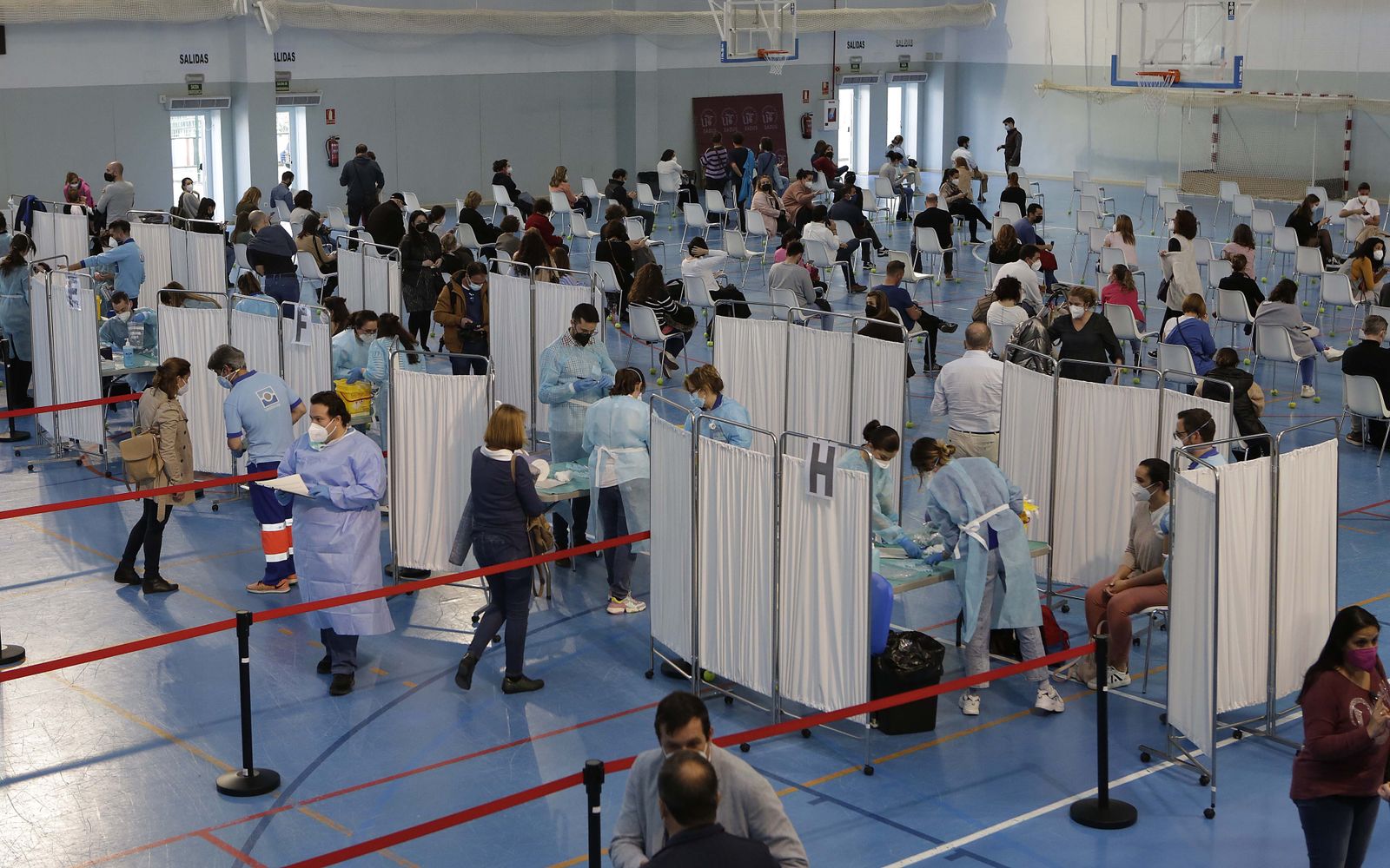 Vacunación de profesores en el pabellón deportivo del SADUS
