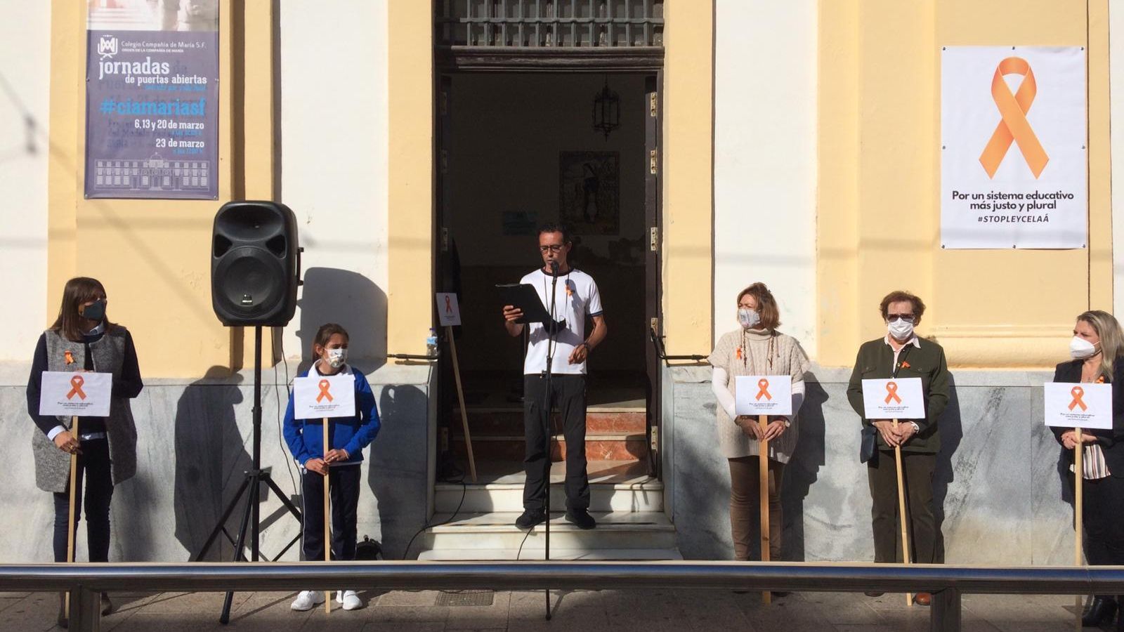 Concentración ante el colegio Compañía de María en la calle Real.