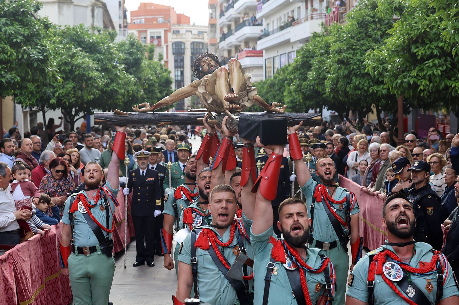 Sábado de Pasión: Imágenes de la procesión del Cristo de la Vera+Cruz portado por el Grupo de Caballería Ligero Acorazado 'Reyes Católicos' II de la Legión de Ronda