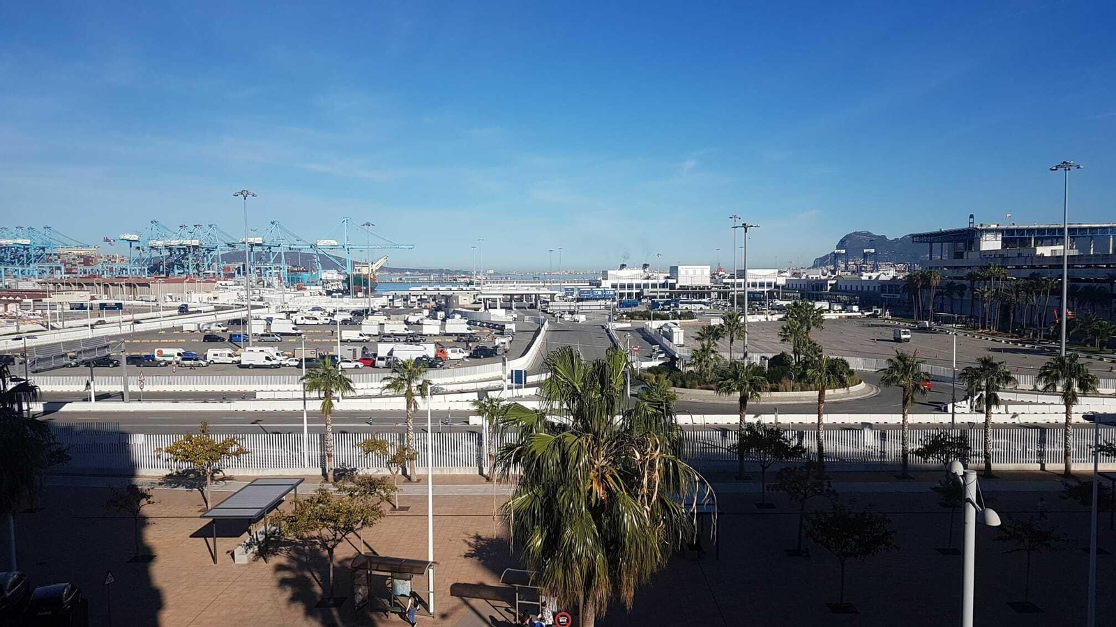 Imagen en la que se ven ya menos camiones a la espera en el Puerto de Algeciras tras el temporal.