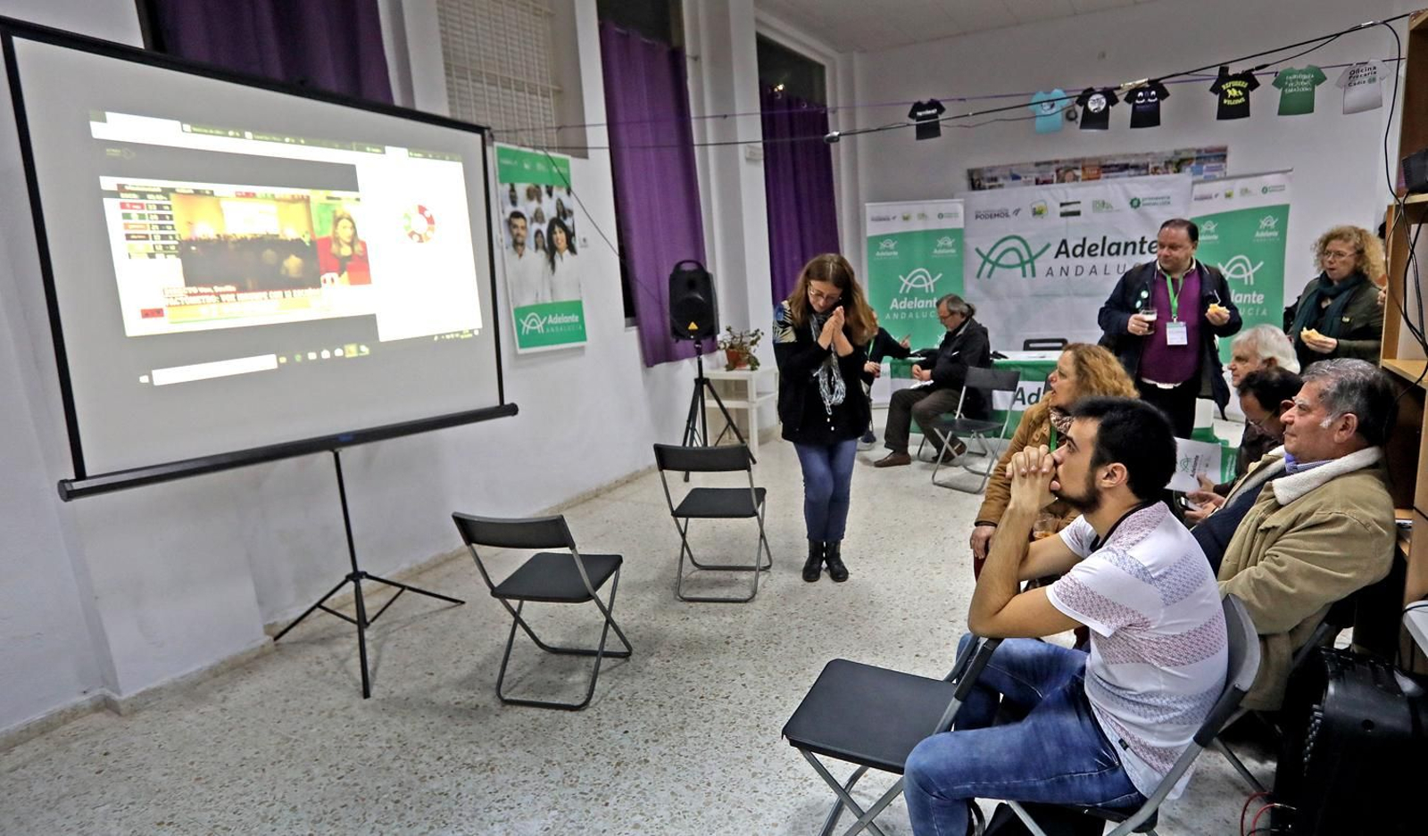 Militantes de Podemos e Izquierda Unida siguen los resultados de la Elecciones Andaluzas