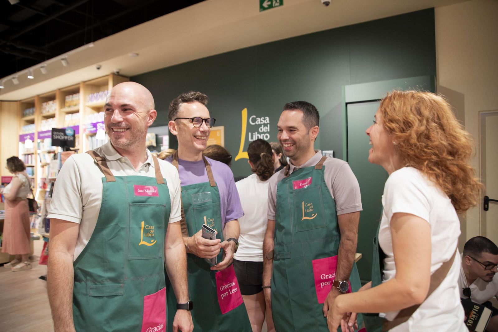 Las imágenes de la apertura de la Casa del Libro en el Centro Comercial Torrecárdenas de Almería