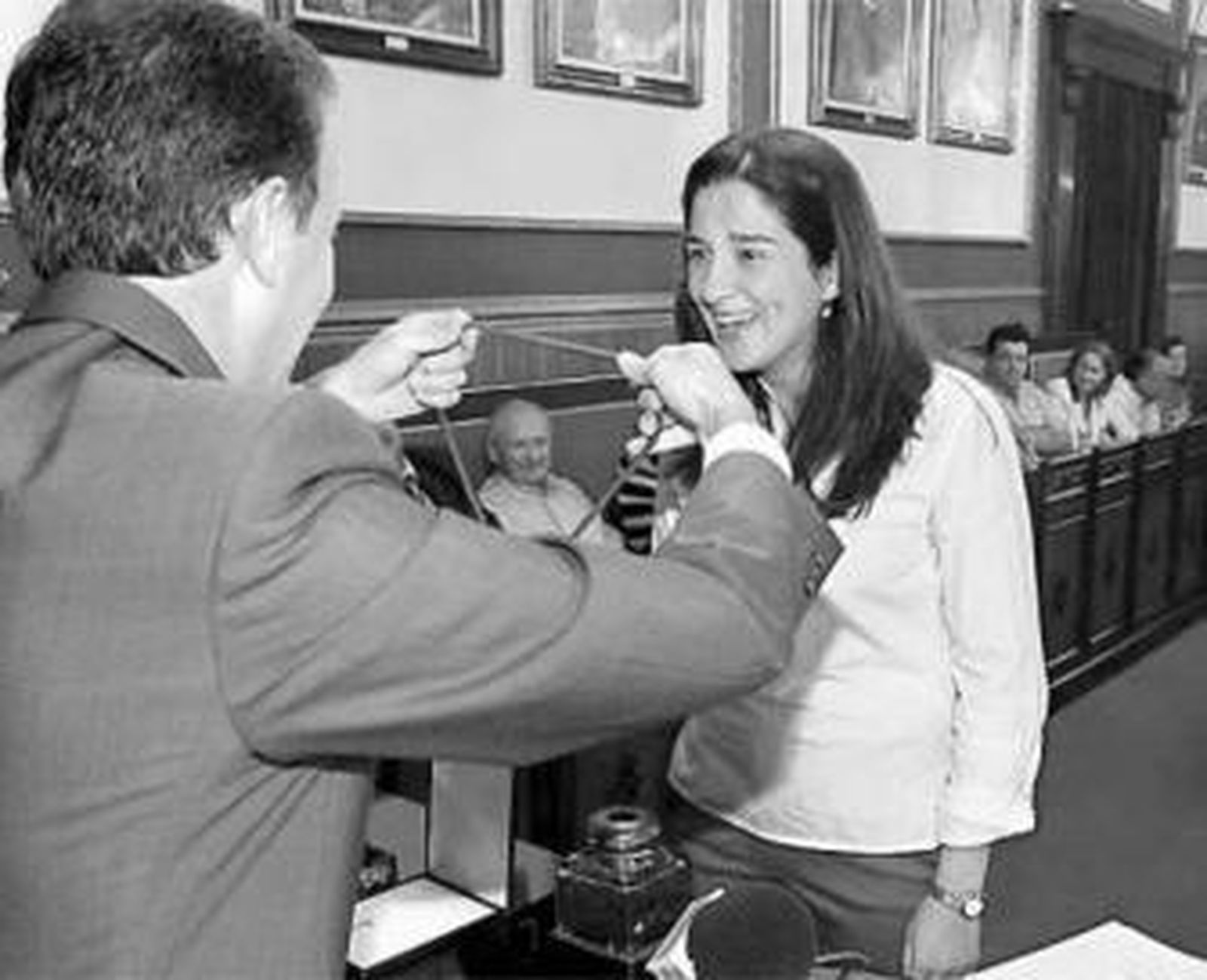 Cristina Saucedo, recibiendo su medalla de concejal en julio de 2004.