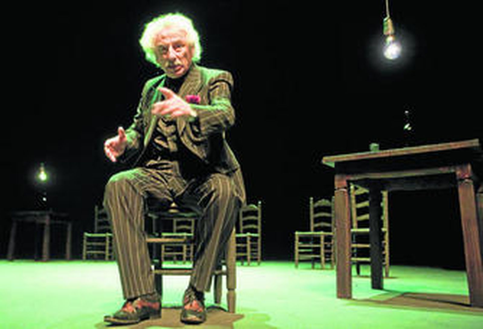 Rafael Álvarez 'El Brujo' mientras representa la obra de teatro 'Cómico'.