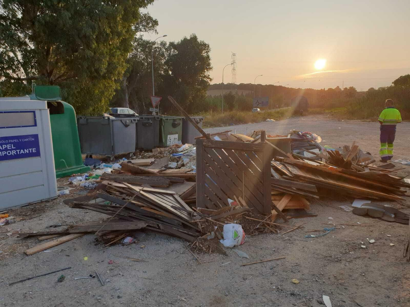 Residuos fuera de los contenedores en Los Barrios.