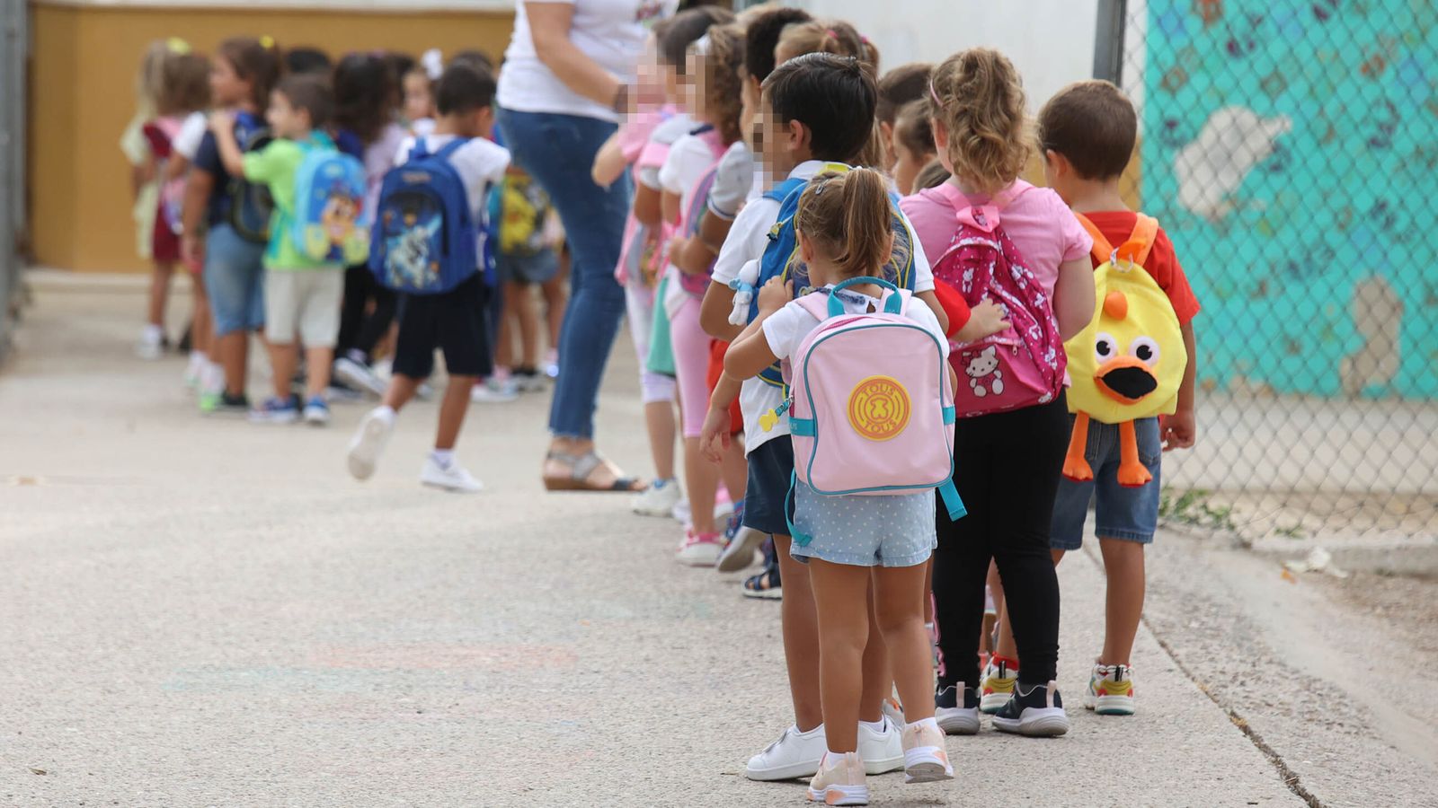 Los más pequeños, en fila para acceder a clase.