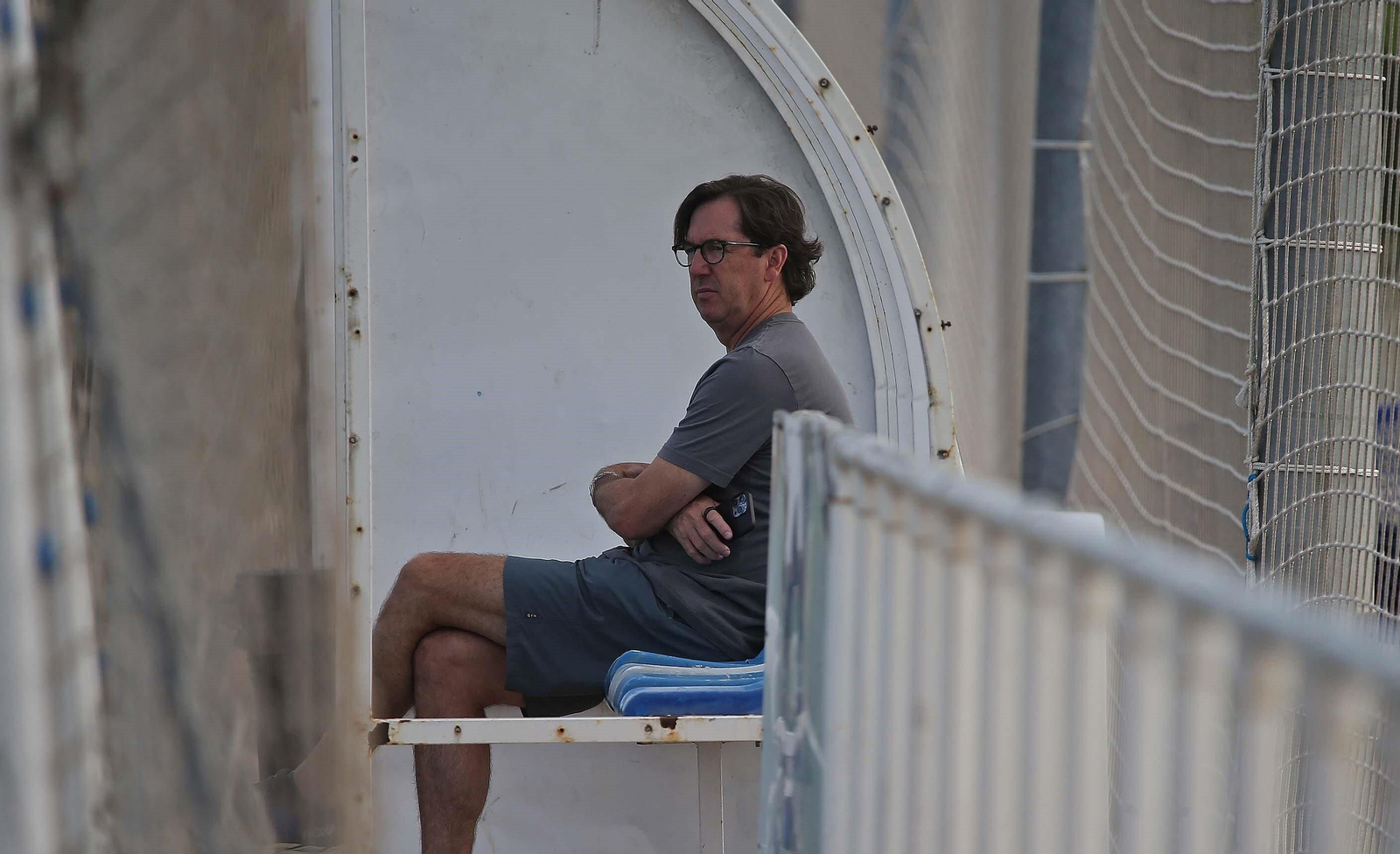 Mac Lackey sigue un entrenamiento del Algeciras desde un banquillo. Mac Lackey sigue un entrenamiento del Algeciras desde un banquillo.