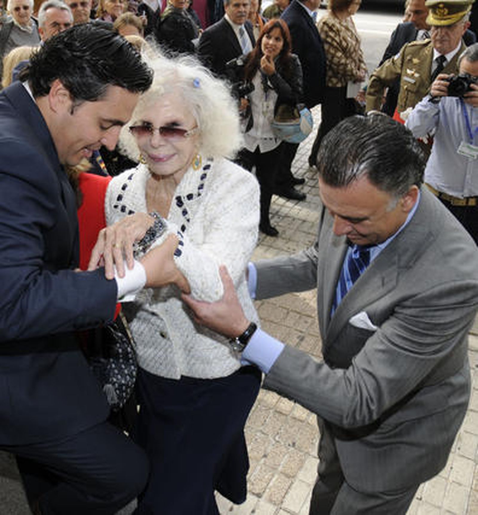 La Duquesa de Alba llega a la ceremonia de entrega de las Medallas de Andalucía y los títulos de Hijo de Predilecto en el Teatro de la Mestranza. / Juan Carlos Muñoz · Juan Carlos Vázquez