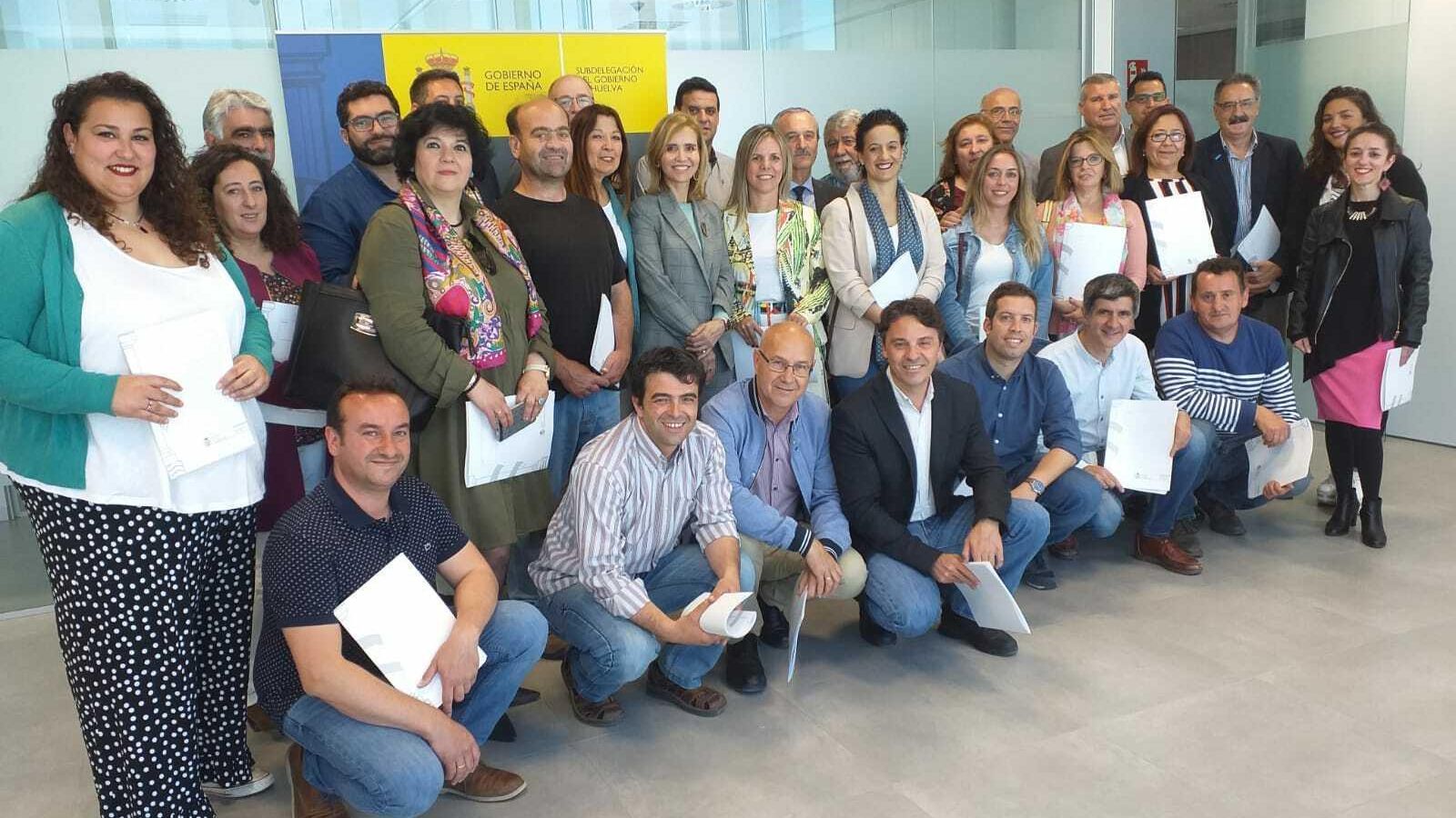 Un grupo de alcaldes que recibieron la documentación de los fondos del Profea.