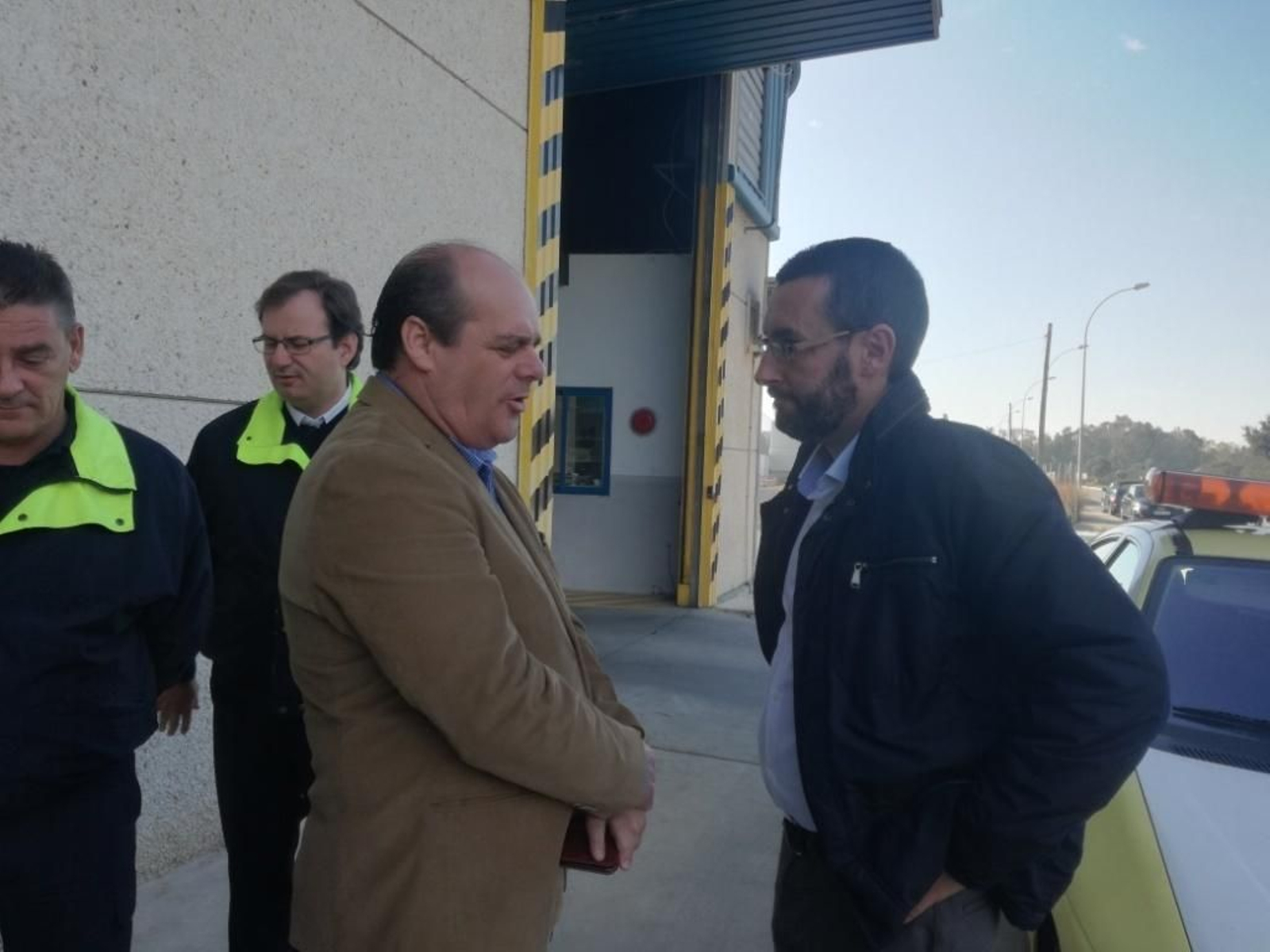 Francisco Vaca y Juan Franco, en el parque de bomberos, ayer.