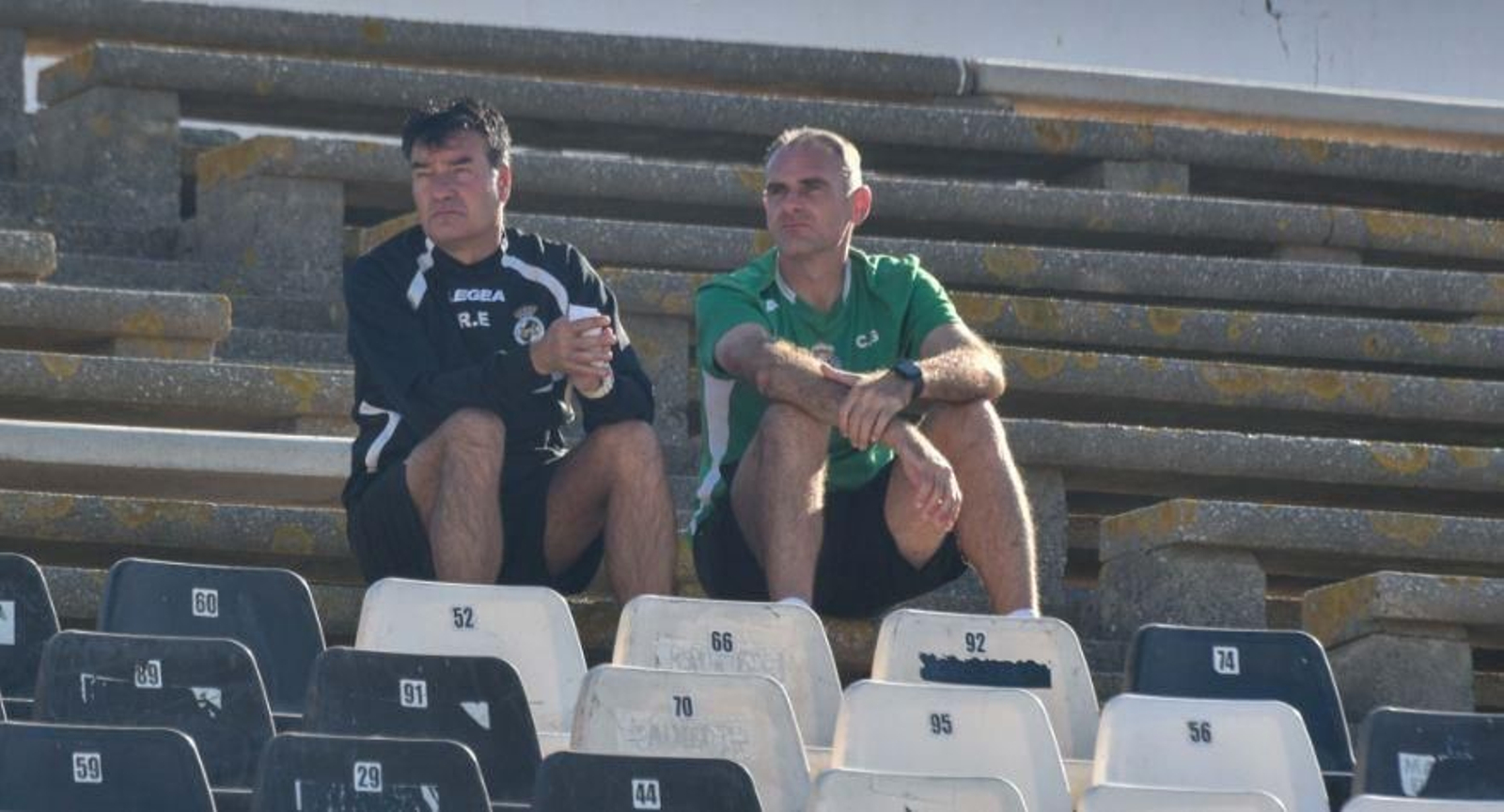 Rafa Escobar y Carlos Guerra siguen el desarrollo de un entrenamiento