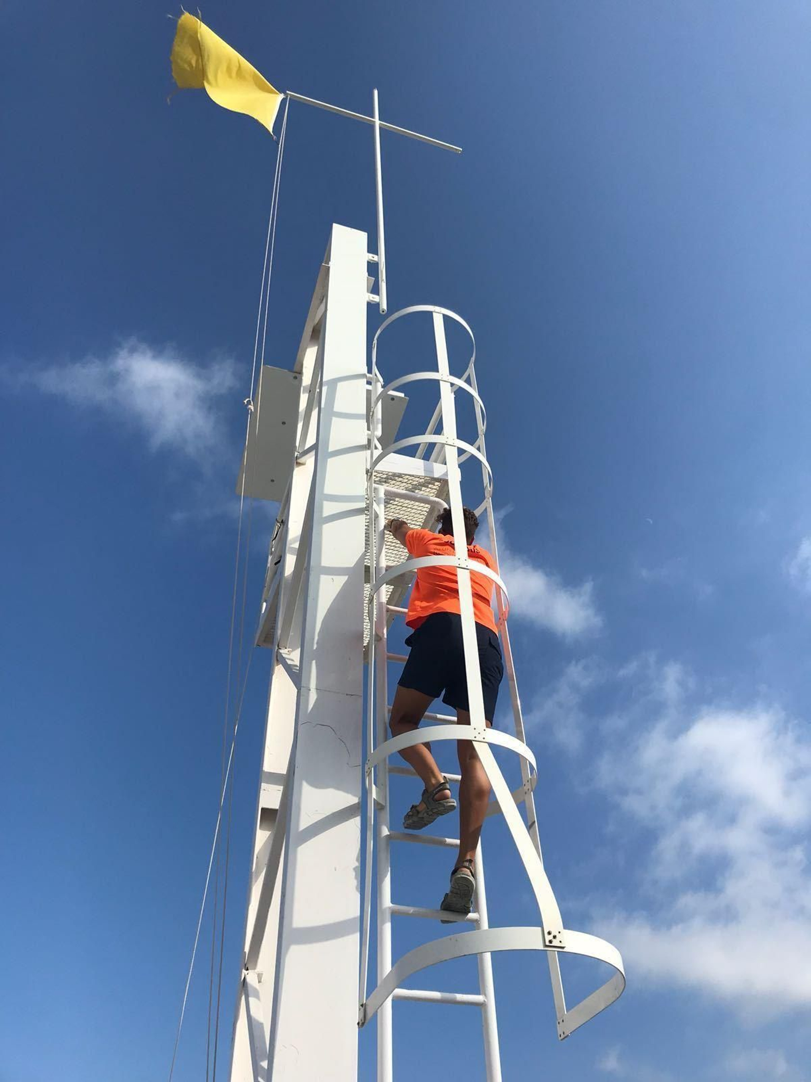 El socorrista sube a la torre para continuar con la vigilancia.