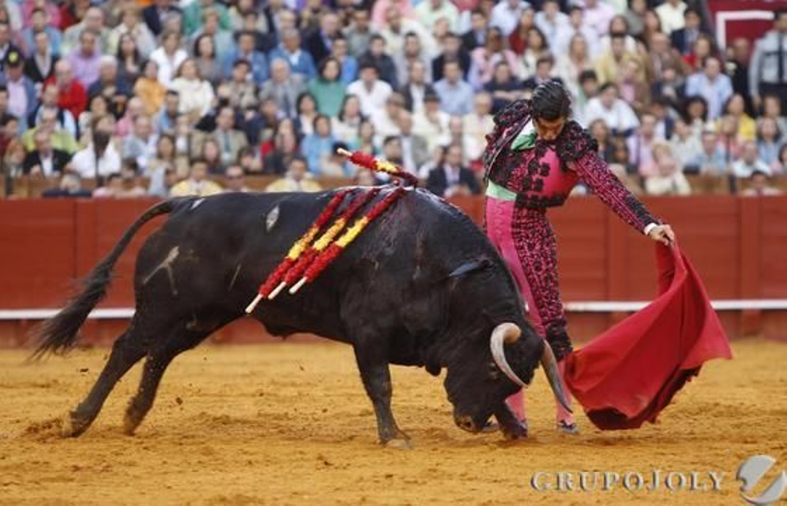 Morante torea al cuarto toro de la tarde de la primera corrida del abono de la Maestranza de la temporada 2011.

Foto: Juan Carlos Muñoz