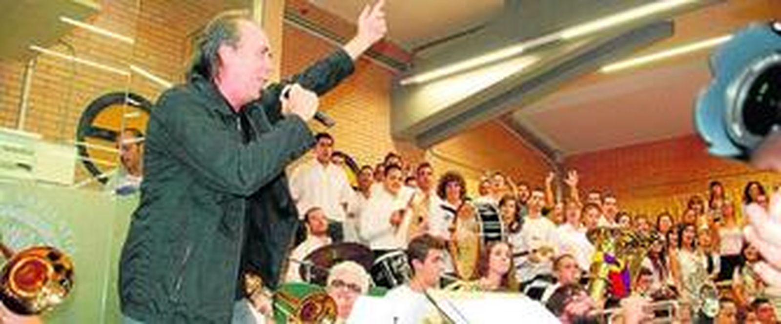 Joan Manuel Serrat durante su intervención con el coro de la Universidad de Almería. Interpretó 'Cantares'.