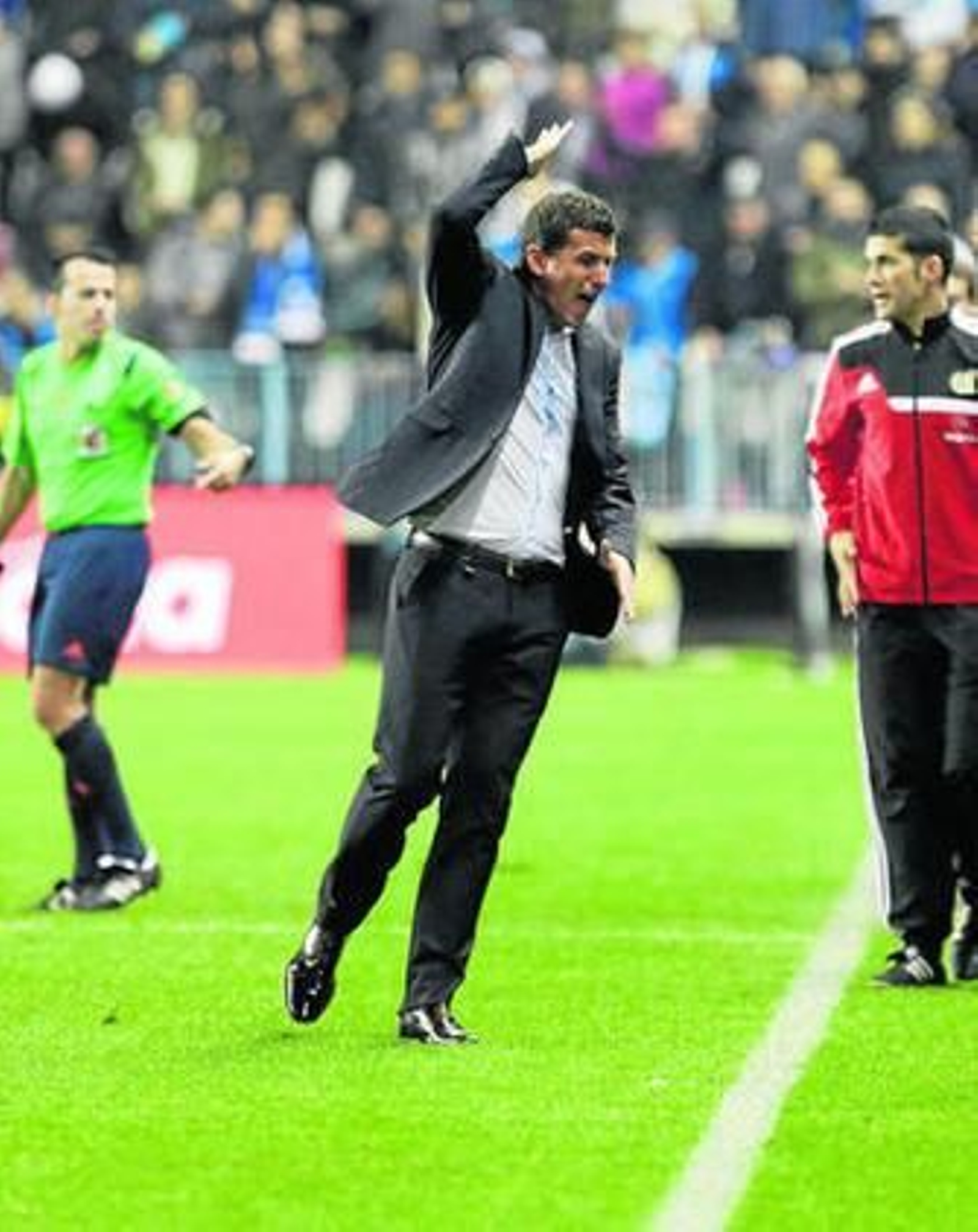 Javi Gracia protesta al arbitro tras anular el gol que anotó anoche Sergi Darder.