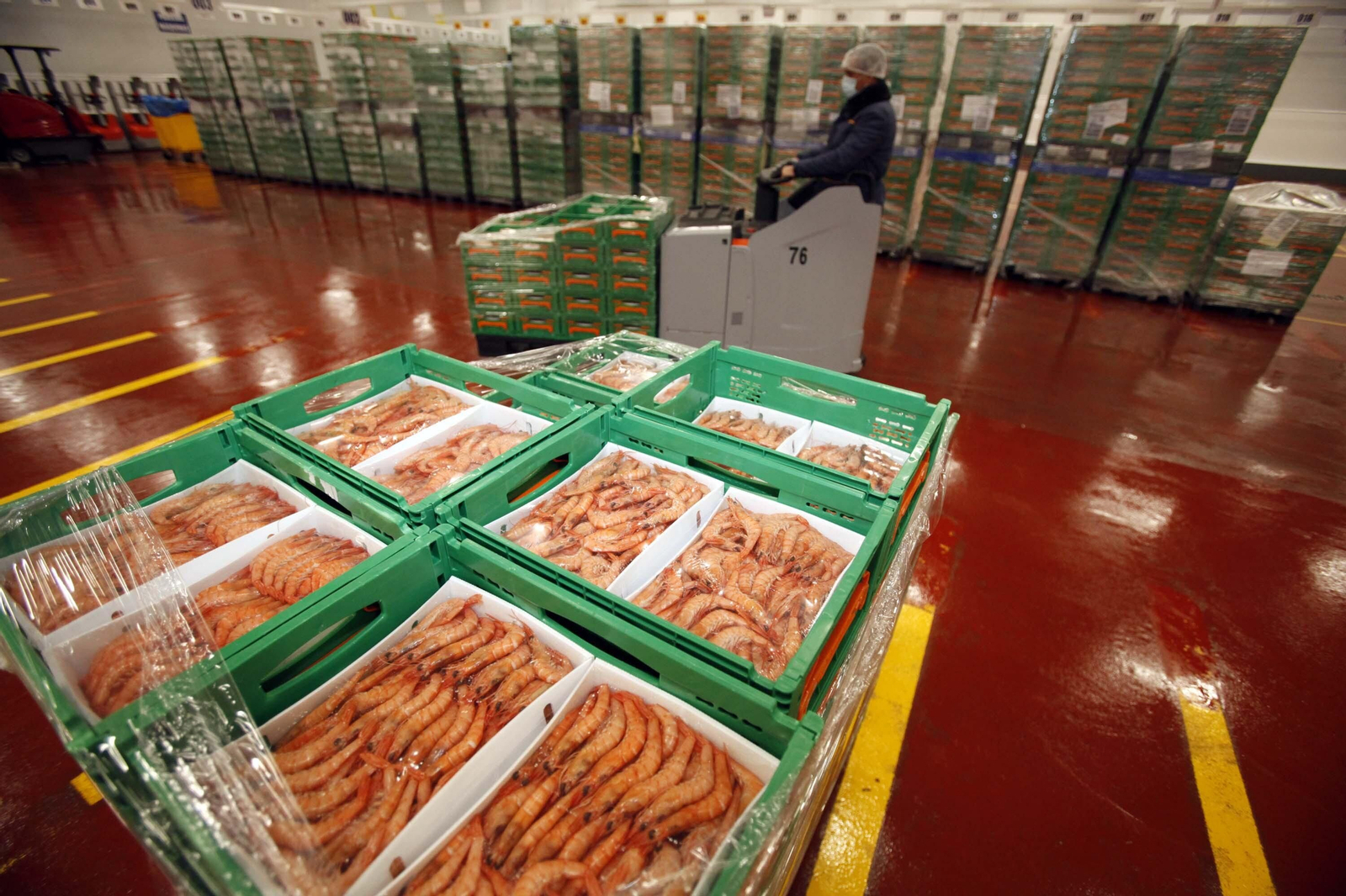 Imágenes del trabajo en la central logística de Mercadona