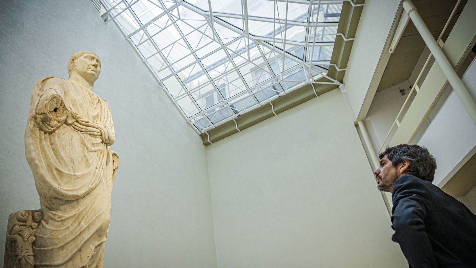 El ministro Ernest Urtasun, el pasado año en Cádiz contemplando la escultura de Trajano en la sala de la estatuaria romana del Museo, aún cerrada.