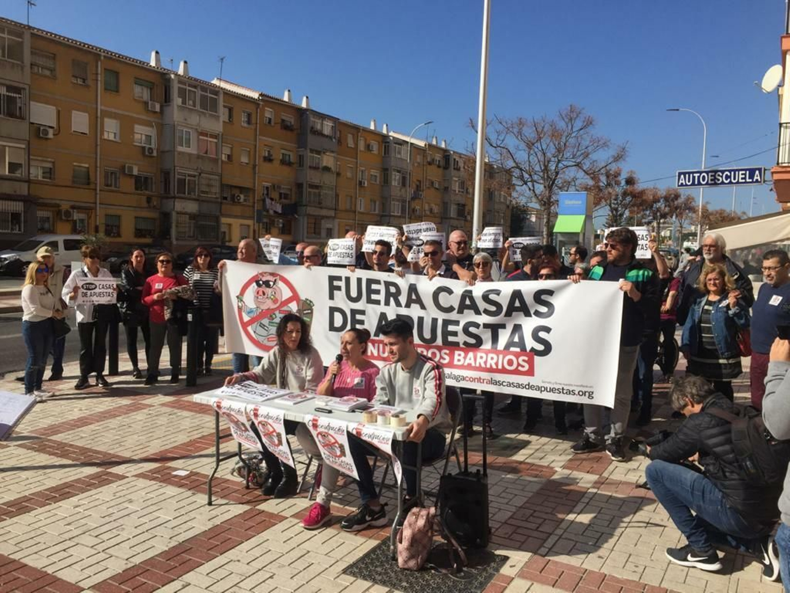 Concentración este sábado en la calle Cómpeta.