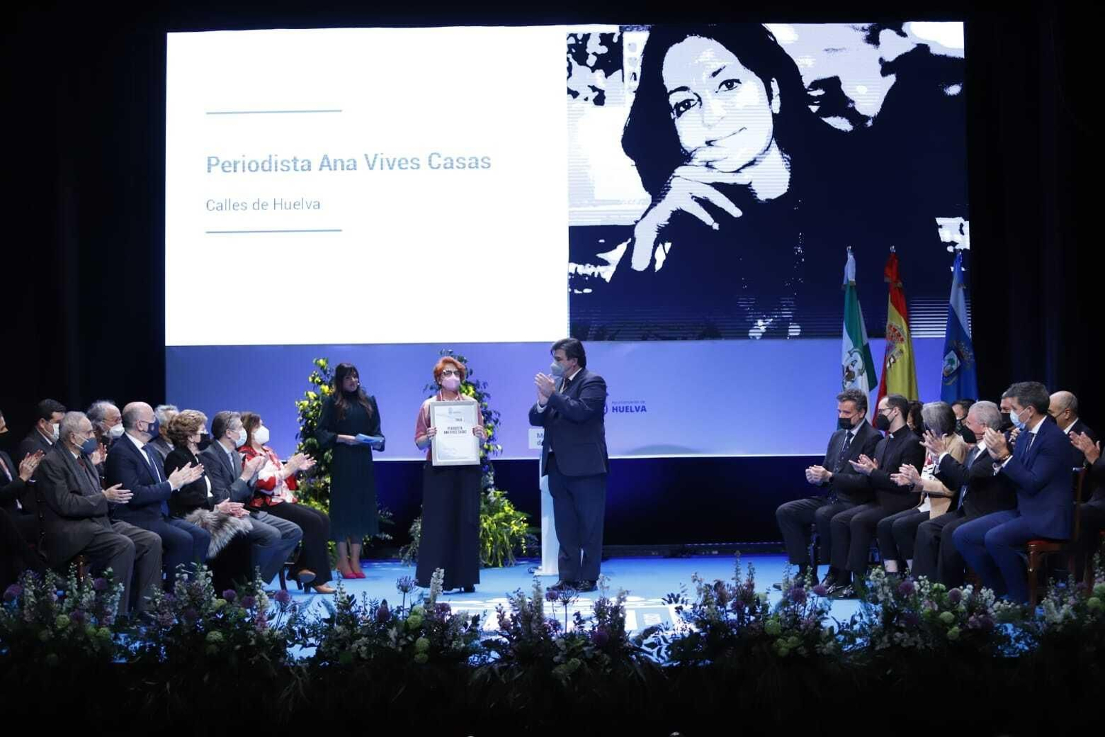La hermana de Ana Vives Casas, Paquita Vives, recoge la distinción.