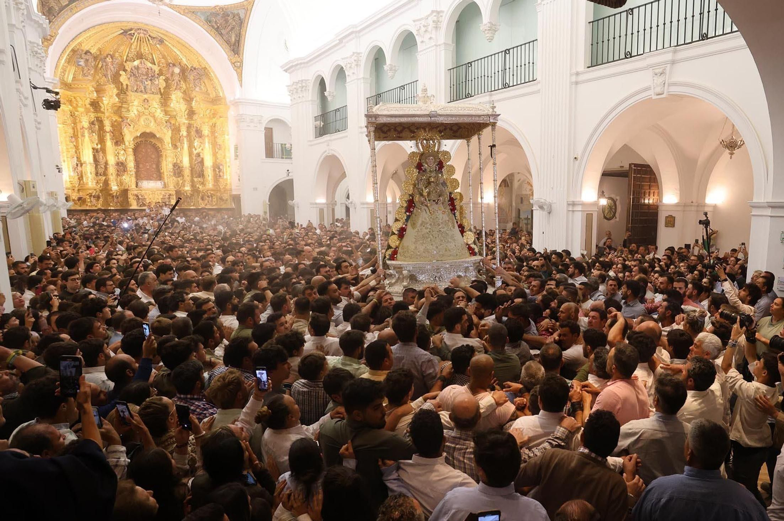 La Virgen del Rocío en el inicio de la procesión, tras el salto a la reja de este año. La Virgen del Rocío en el inicio de la procesión, tras el salto a la reja de este año.