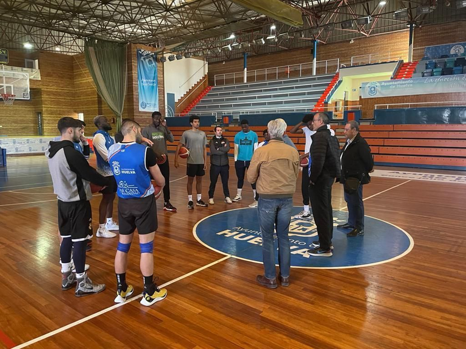 Visita de Rafael López a la plantilla del Huelva Comercio VIRIDIS.