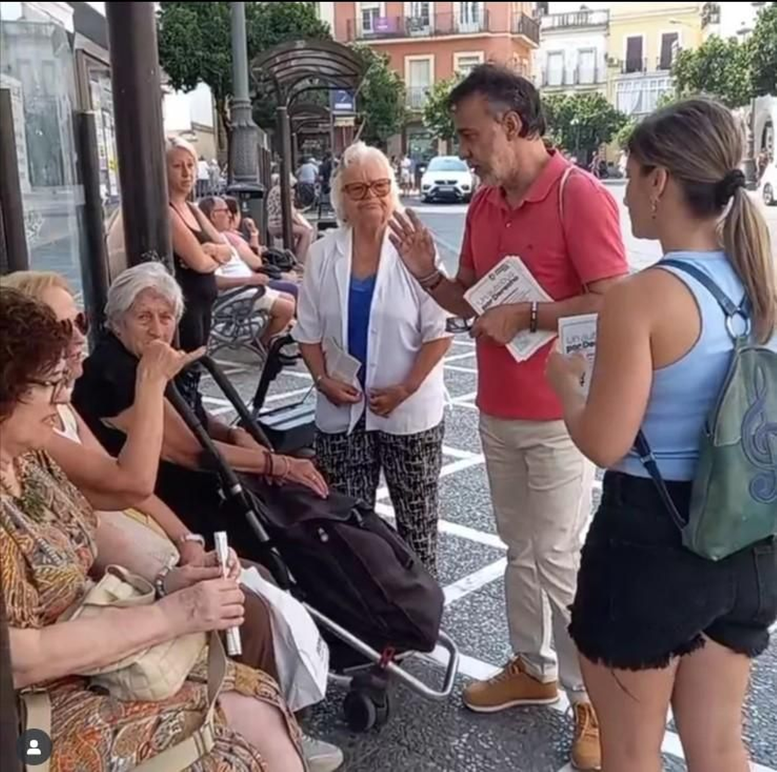 Carlos Fernández, dialogando con algunas usuarias.
