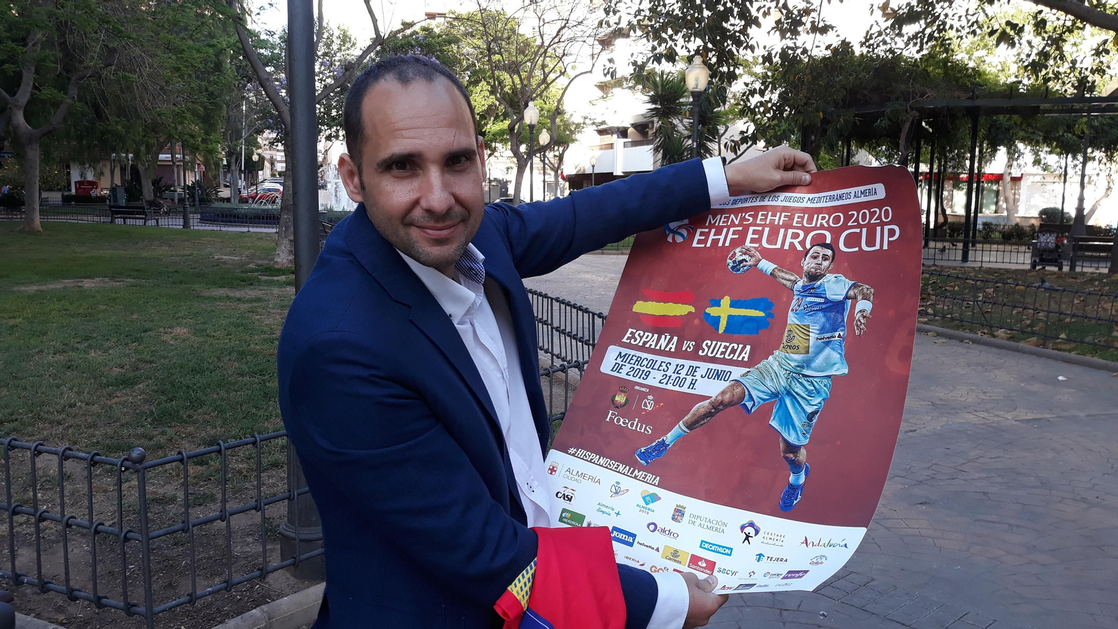 Sebas, con el cartel del encuentro.
