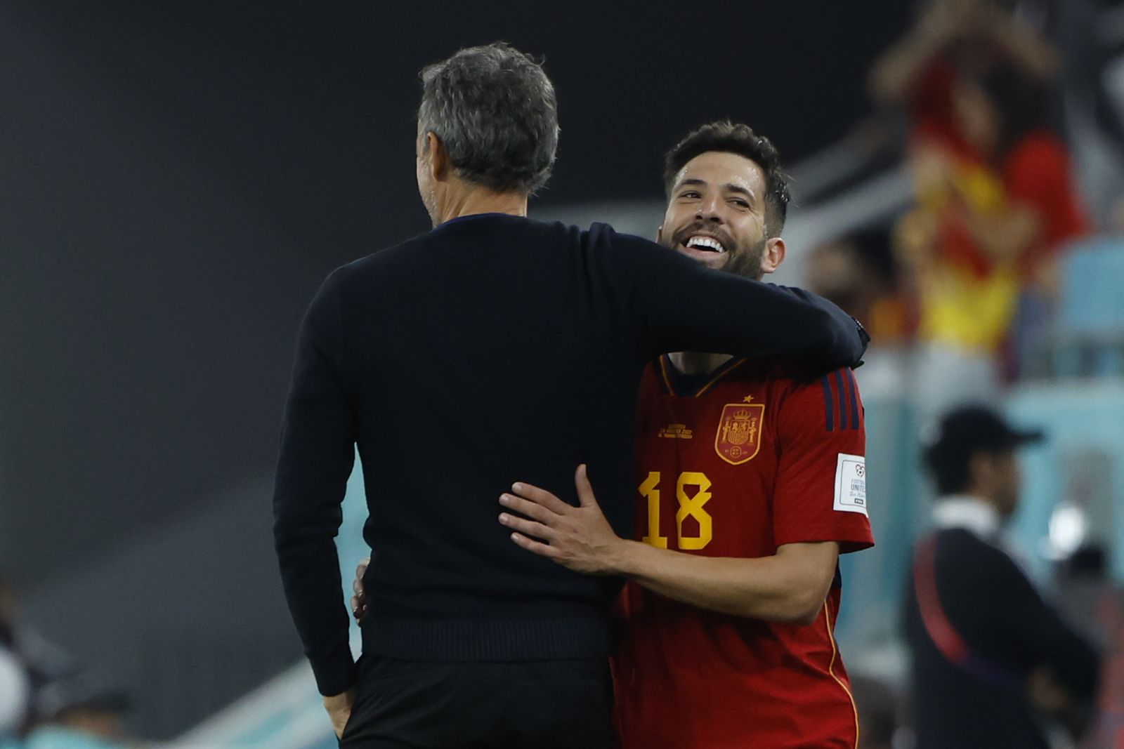 Jordi Alba, con Luis Enrique tras ser sustituido ante Costa Rica.