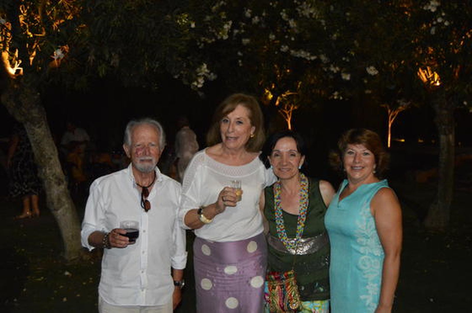 Manuel Reyes, Charo Zea, Pilar de los Reyes y Ana Ayala, tras la presentación en los jardines del Botánico, en Sanlúcar de Barrameda.

Foto: Ignacio Casas de Ciria