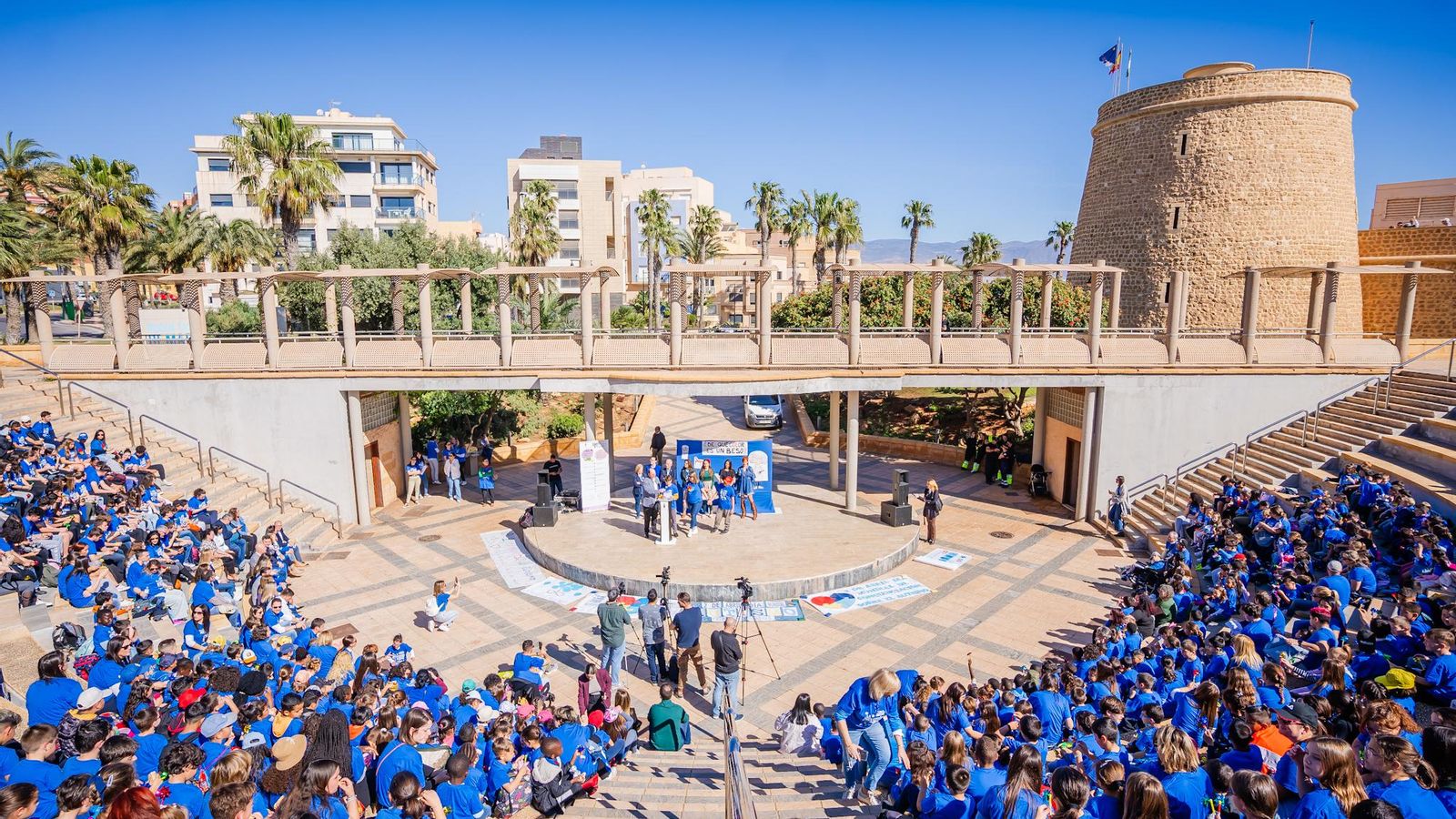 El Anfiteatro de Roquetas de Mar, lleno hasta la bandera por el Día Mundial del Autismo.