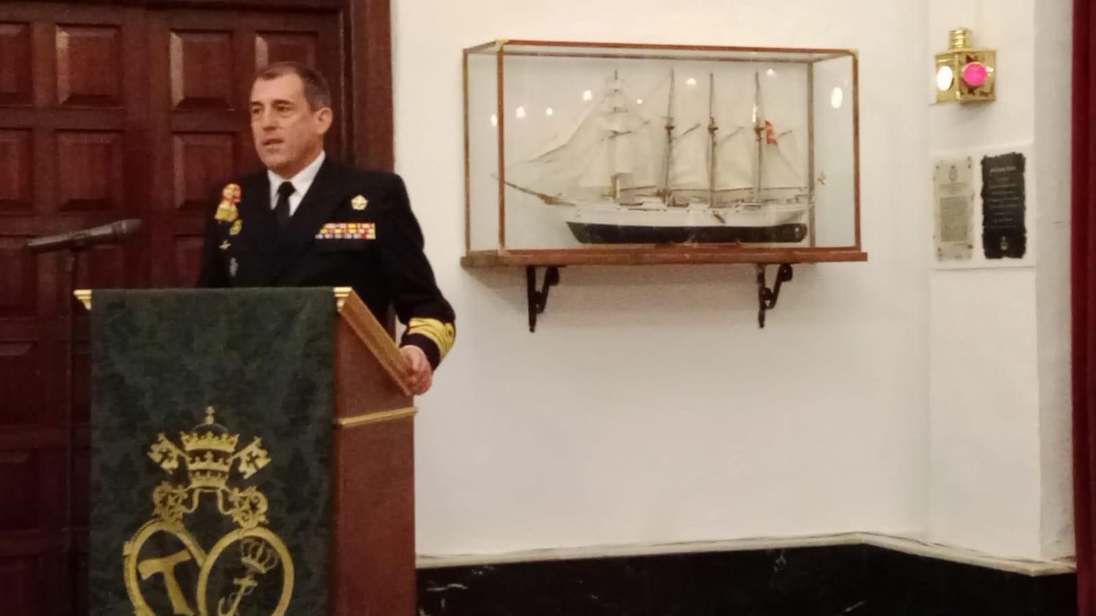 El comandante del Elcano, tras encender la luz que alumbra la maqueta del buque desde San Fernando