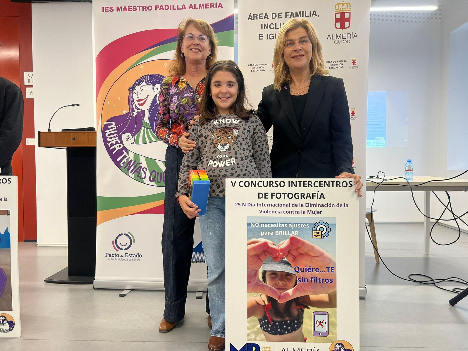 Manuela García Ferrer, del CEIP Rafael Alberti, junto a la concejala Paola Laynez y la directora del IESMaestro Padilla.