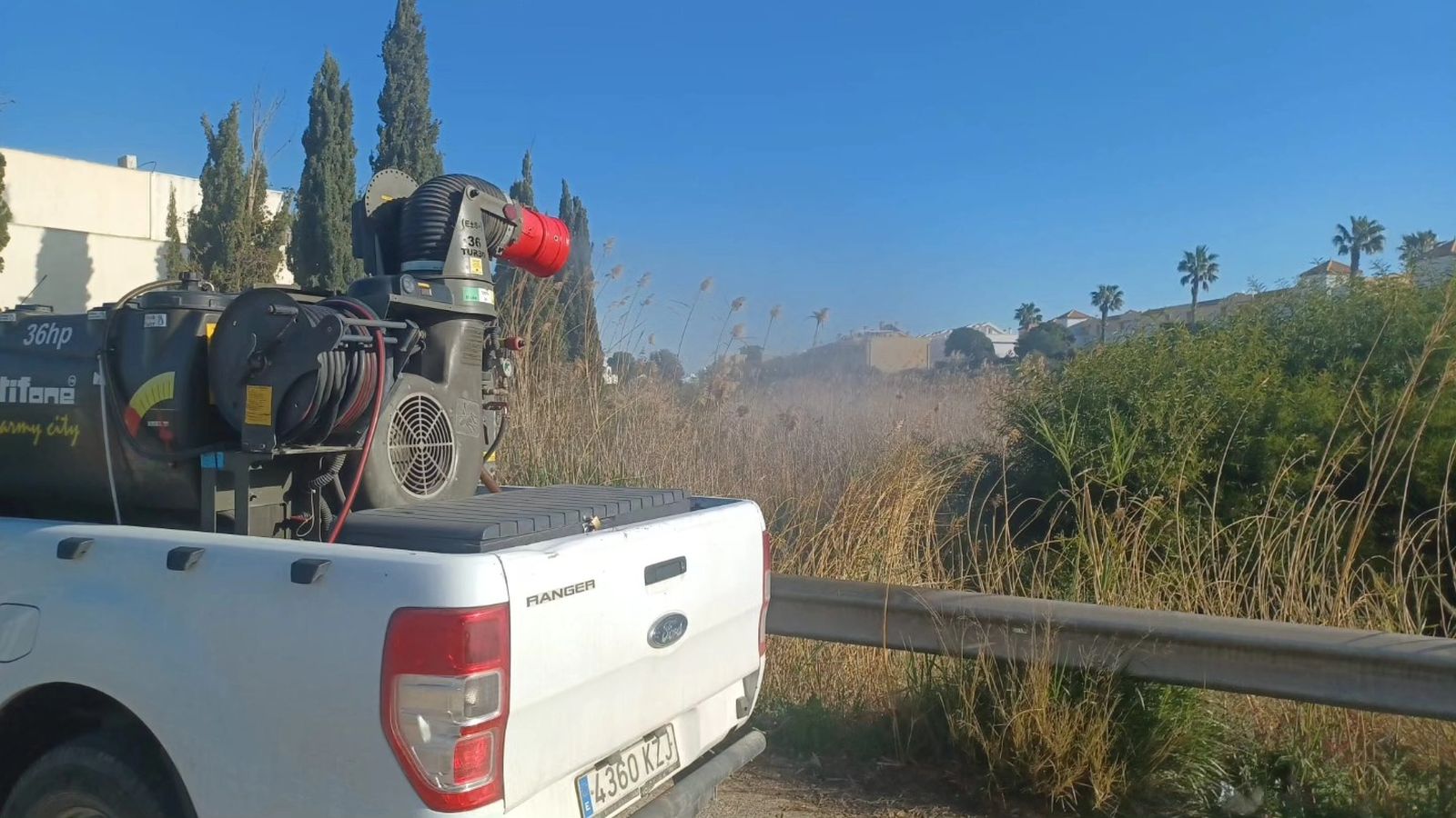 Vehículo todoterreno pulverizando una de las zonas.