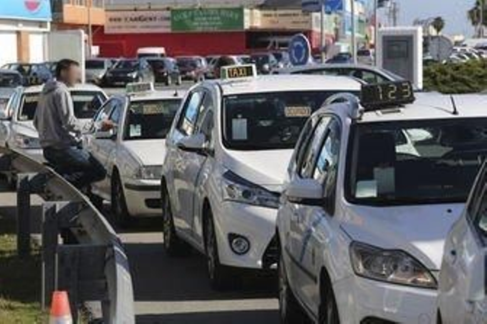 Un taxista intenta atropellar a otro por una carrera hasta Lepe