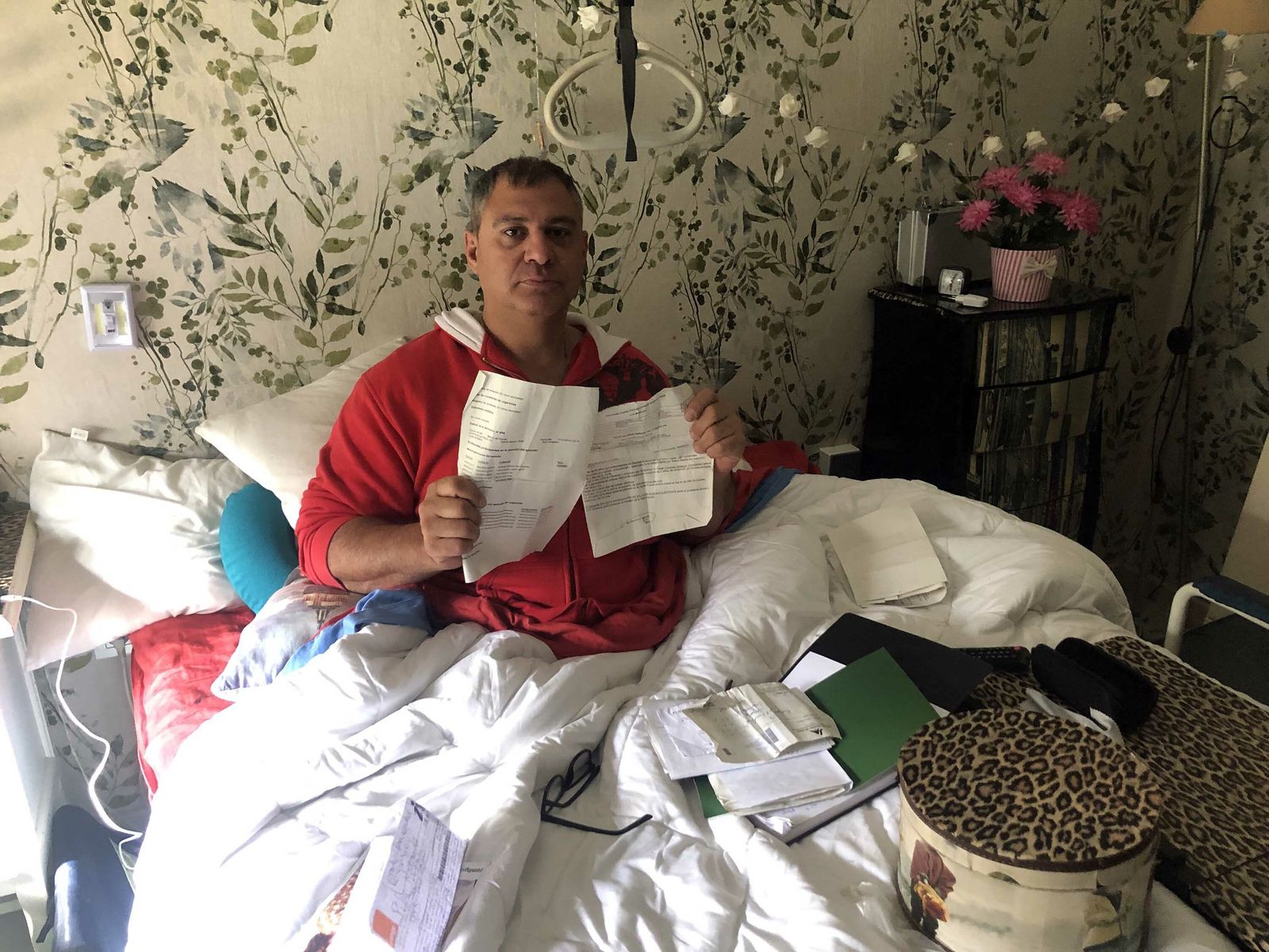 Jesús Bartolomé Pérez muestra los diferentes documentos e informes sobre su caso.