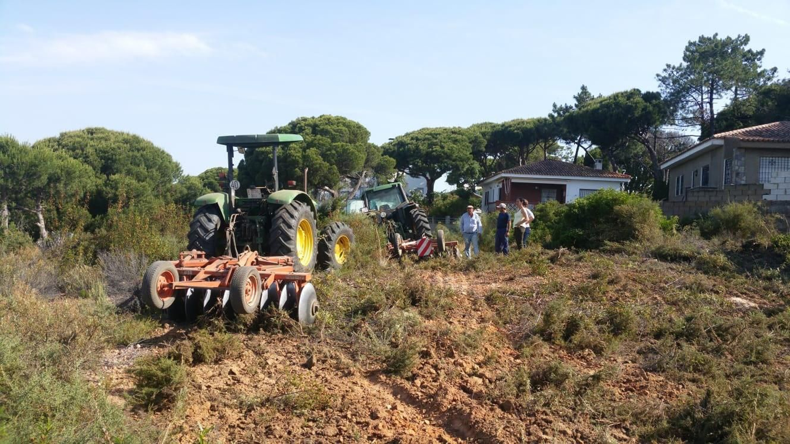 Las máquinas trabajan en las tareas de apertura de cortafuegos con gradas y de limpieza de pastos.