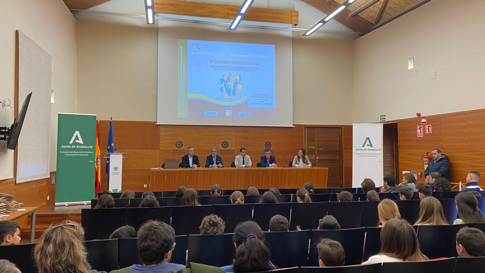 Mesa durante el encuentro en la UNIA.