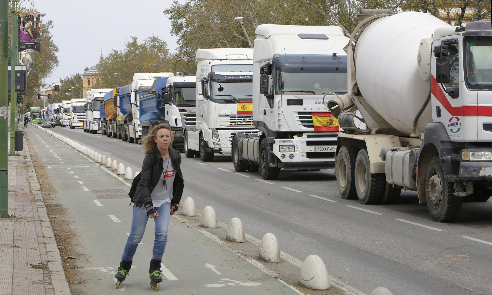 Caravana de camiones en Sevilla.
