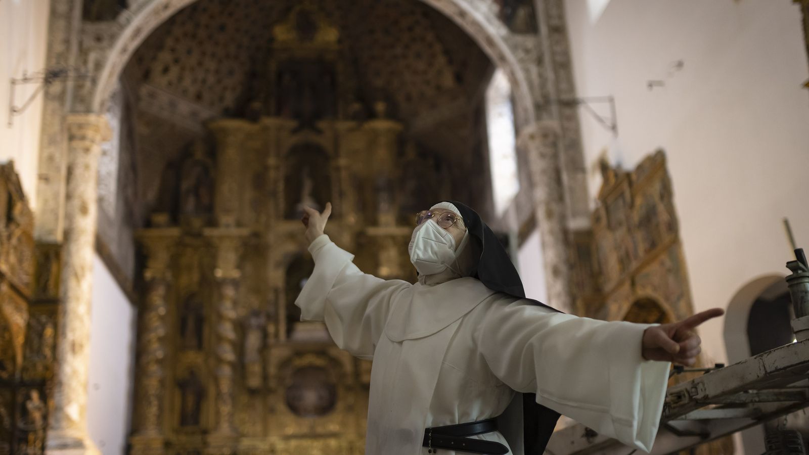 Sor Adela señala el gran arco del presbiterio que requirió una obra especial y encareció el presupuesto