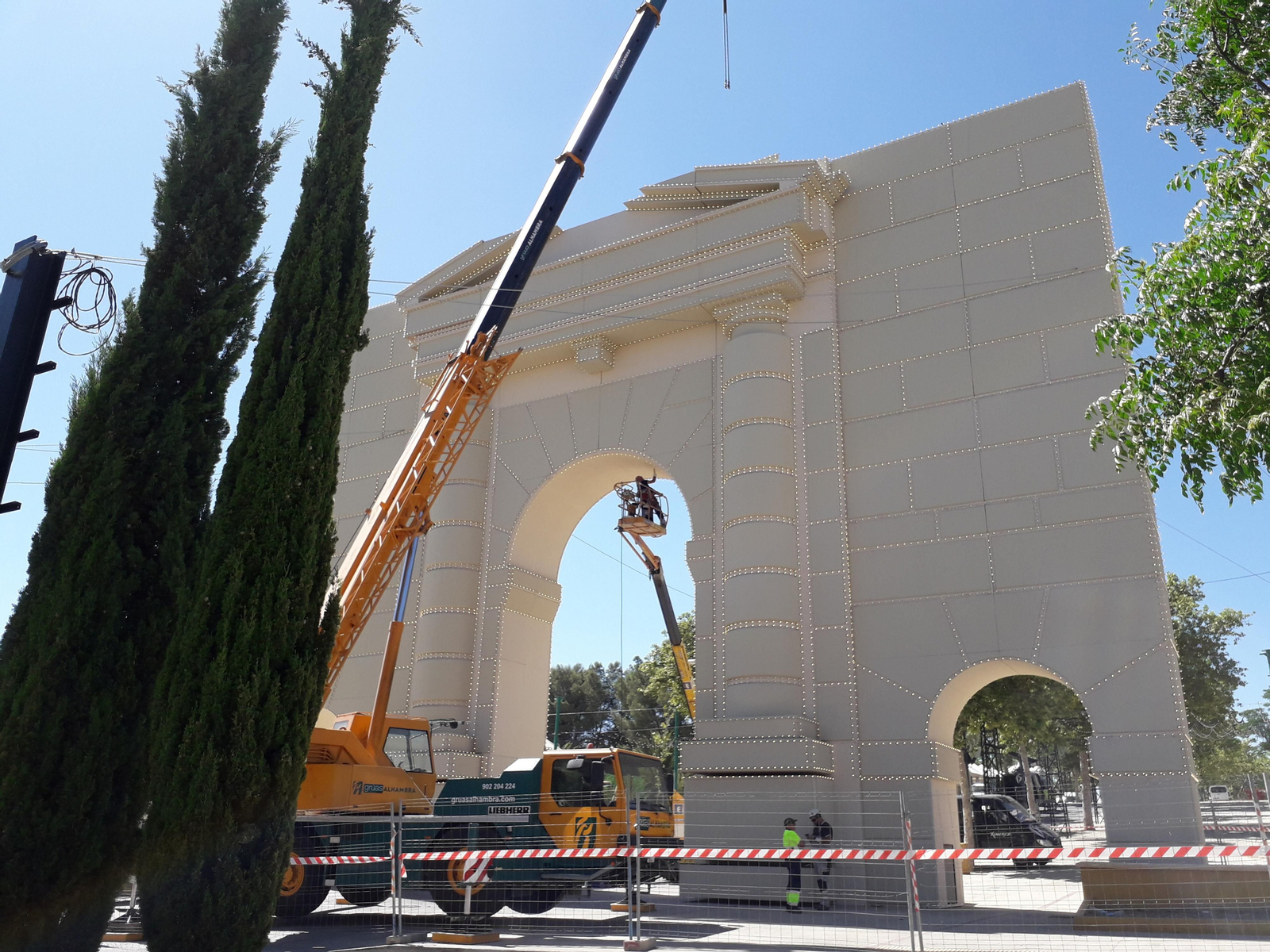 La nueva portada de la feria toma forma