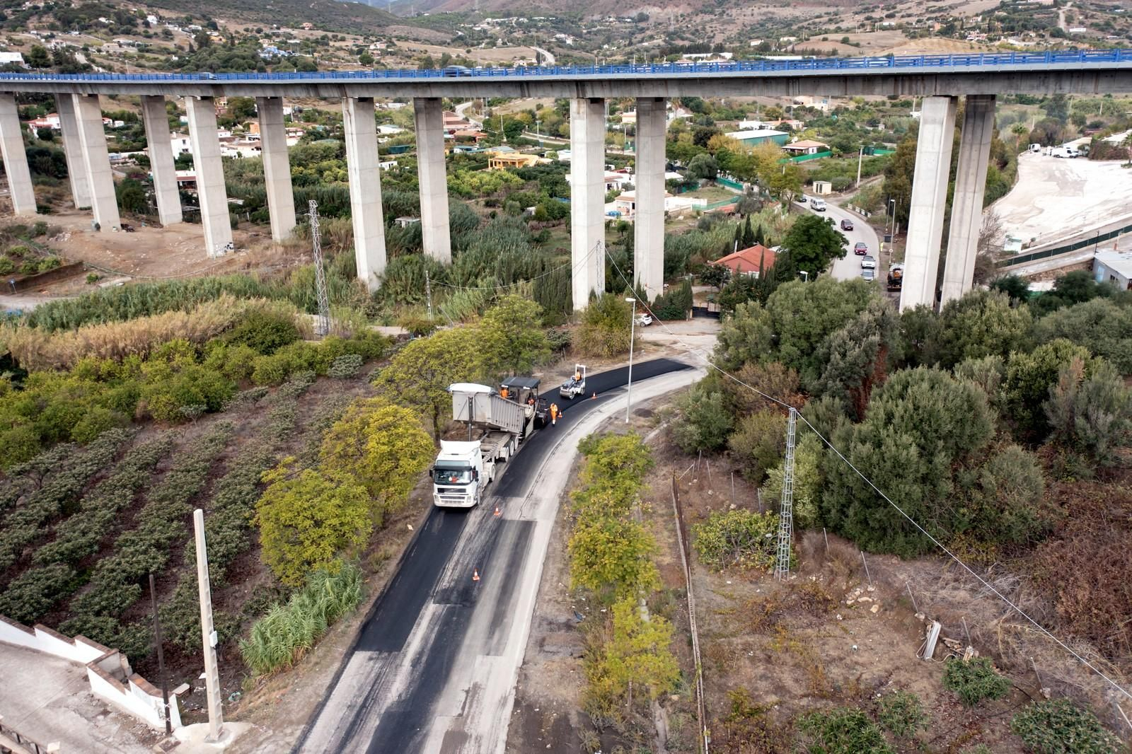 Una intervención del plan de asfaltado en el Camino de los Pedregales.