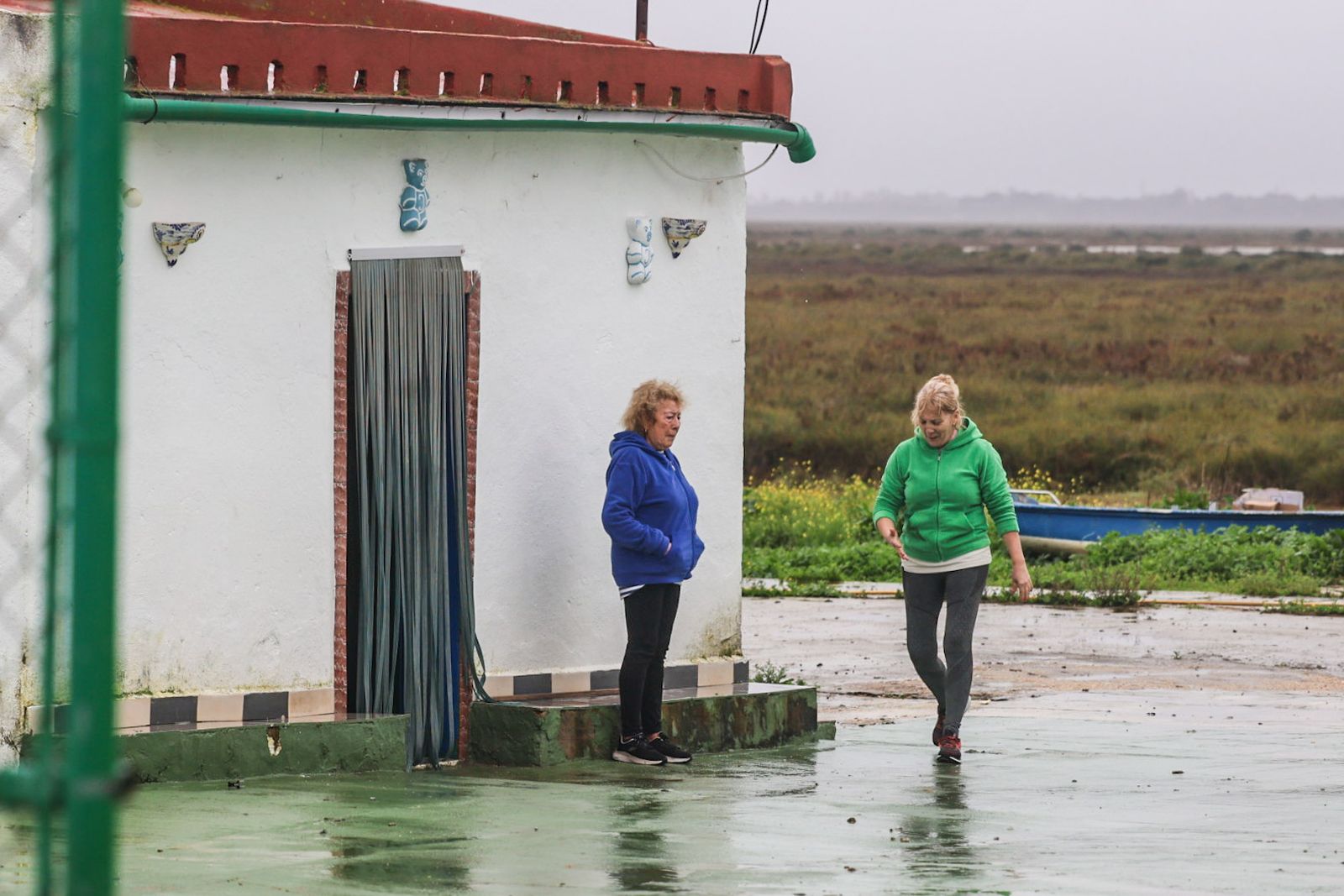 Fotografías del desalojo de familias y animales en Peguerillas por la borrasca Leonardo