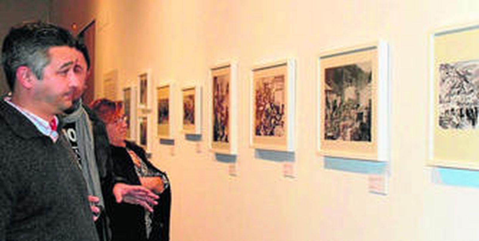 1. La exposición en el Museo de la Autonomía. 2. Una familia se reencuentra en el campo de internamiento de Argelè-Sur-Mer. Una foto de Enrique Tapia. 3. Éxodo republicano a Francia en 1939. Foto de la Fundación Pablo Iglesias. 4. A la escucha de la BBC durante la Segunda Guerra Mundial en casa de Tapia en Toulouse. 5. Dolores Ibárruri durante una reunión organizada por la UGT disidente. Una foto de Tapia.