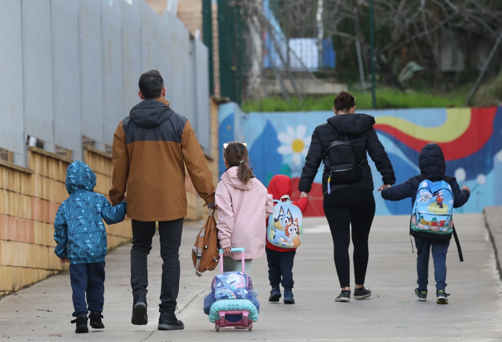 Niños volviendo al colegio este jueves