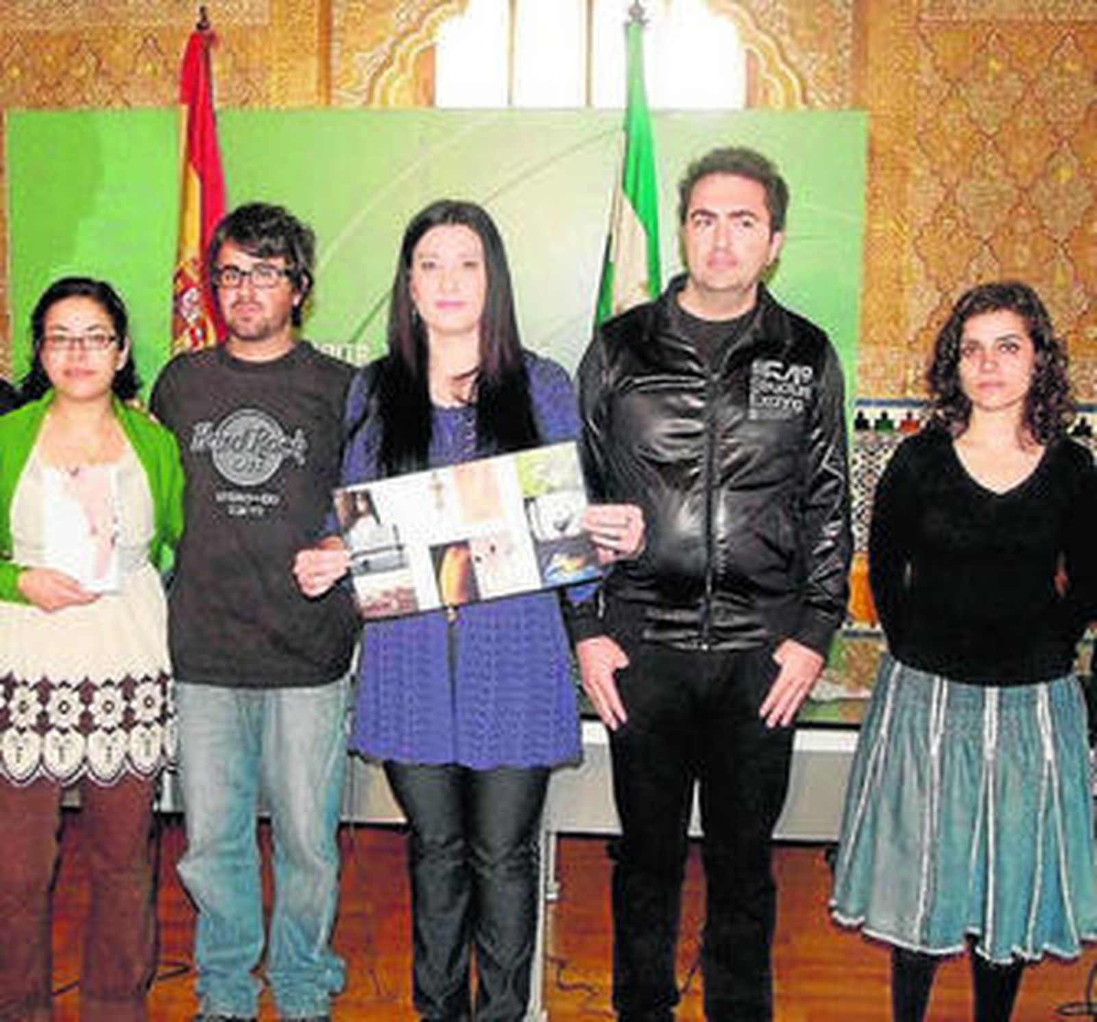 Anabel Mateos y Alberto Molina con algunos alumnos.