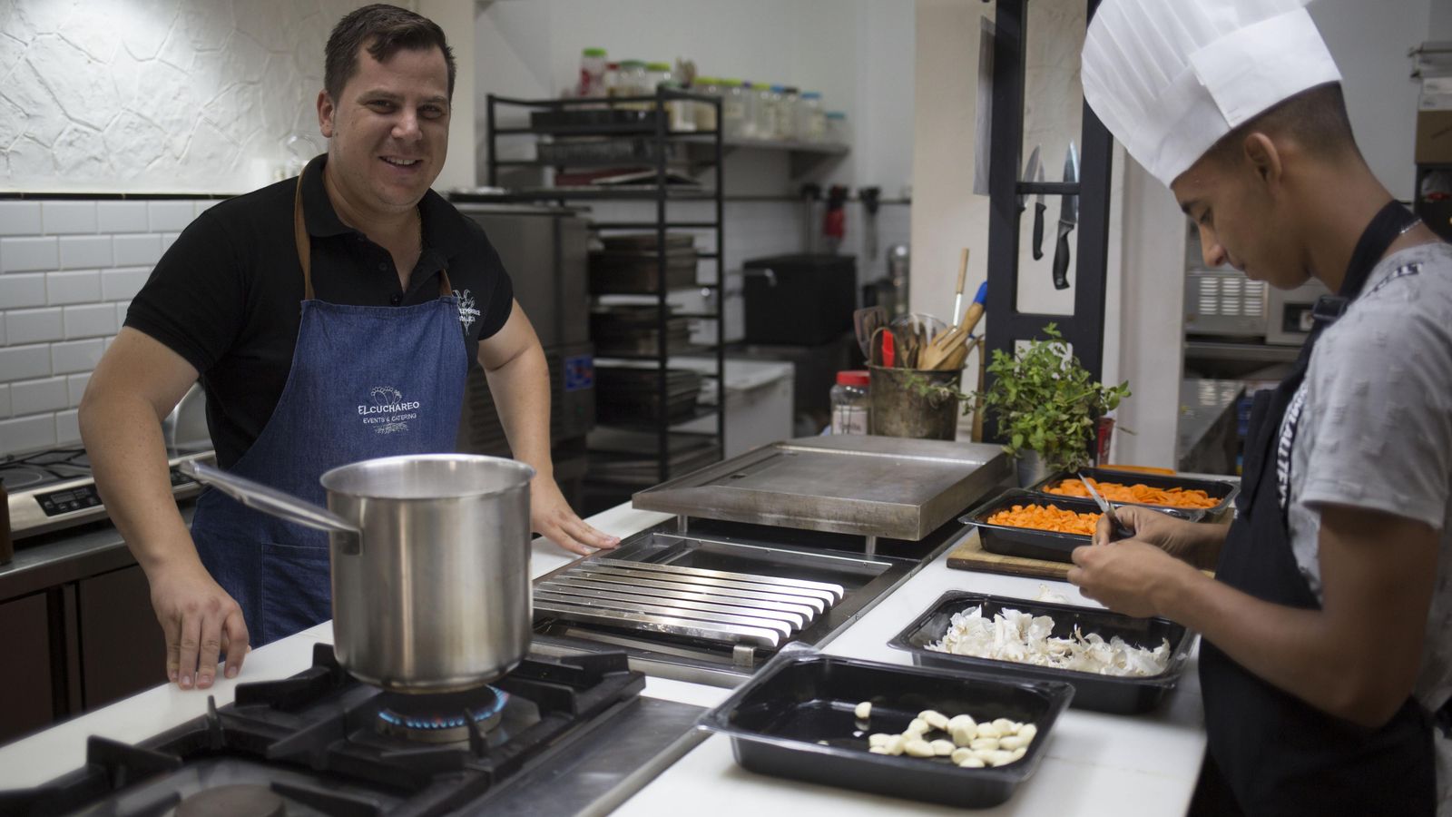 Miguel Herrera en los fogones de su escuela