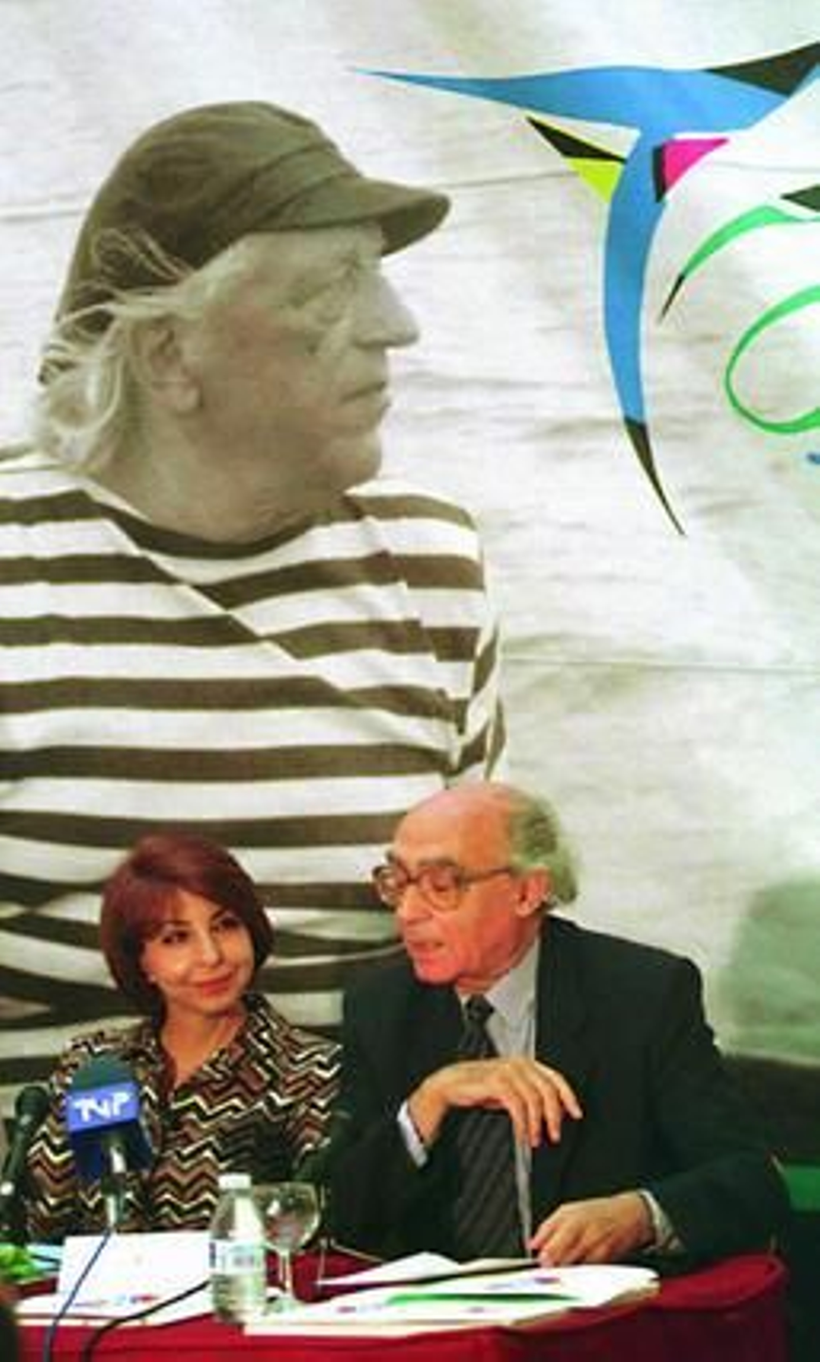 José Saramago con María Asunción Mateo en Cádiz (1998), en la conferencia inaugural de los V Encuentros con la Poesía de la Fundación Rafael Alberti. / Fito Carreto

Foto: Varios