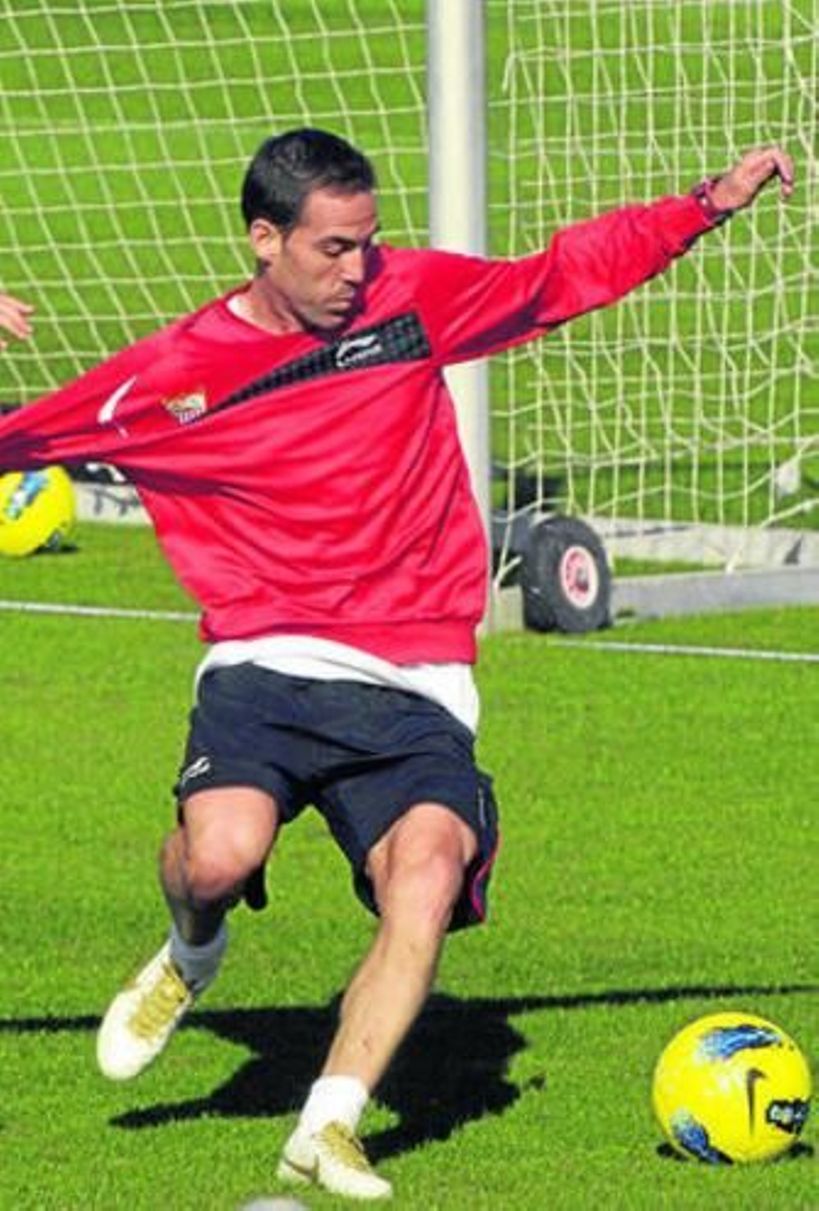 Fernando Navarro, durante un entrenamiento del Sevilla.